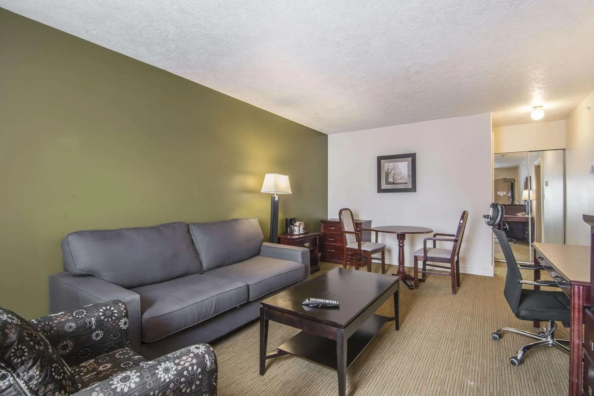 Dog Friendly Hotel $High Level - $Econo Lodge Inn & Suites High Level