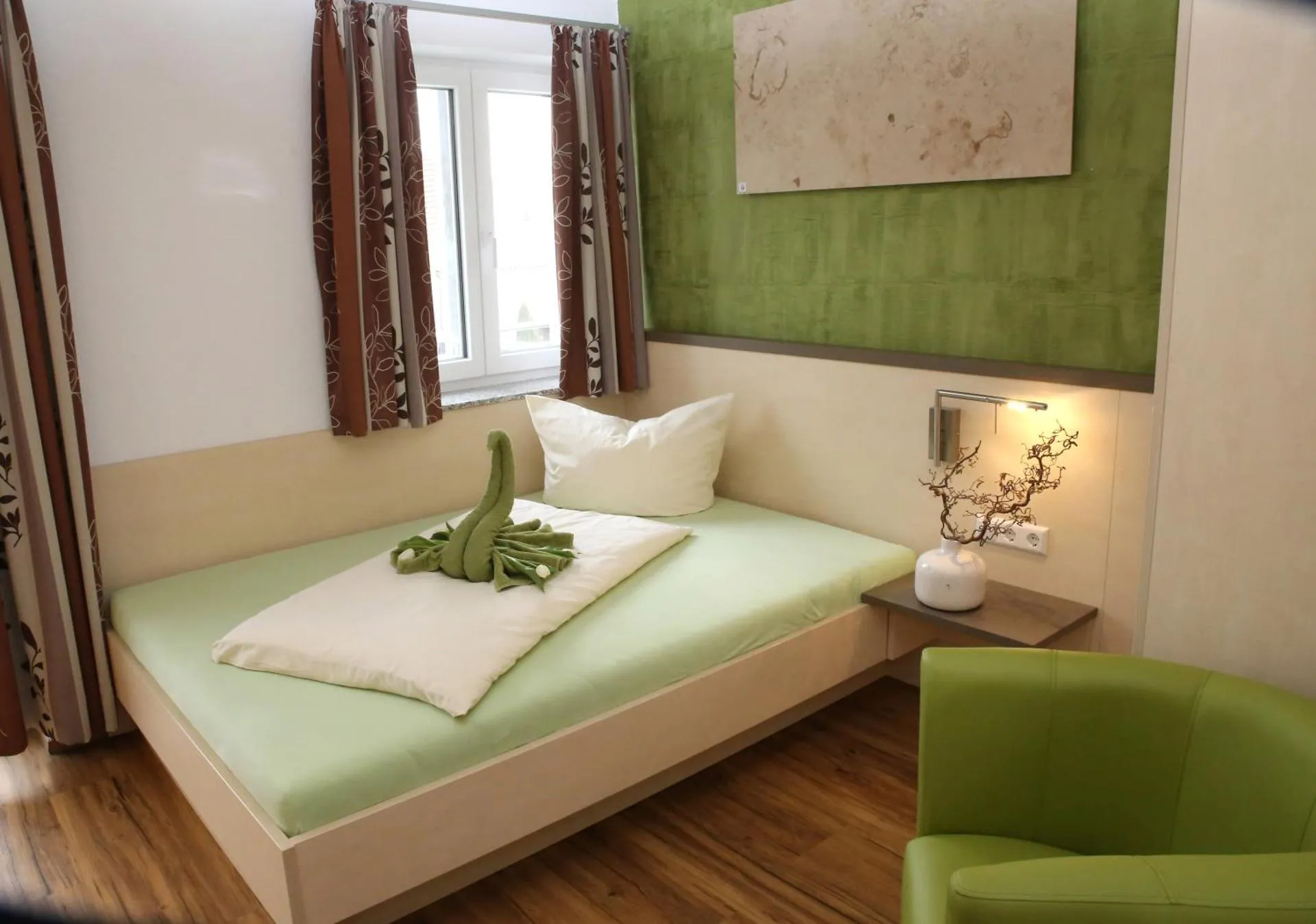 Dog Friendly Inn $Nördlingen - $Goldener Schlüssel mit Gästehaus Sina