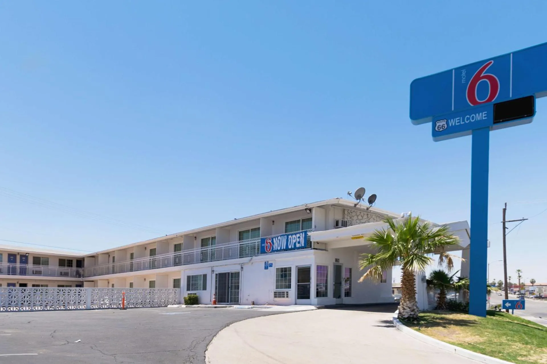 Dog Friendly Hotel $Barstow - $Motel 6-Barstow, CA - Route 66