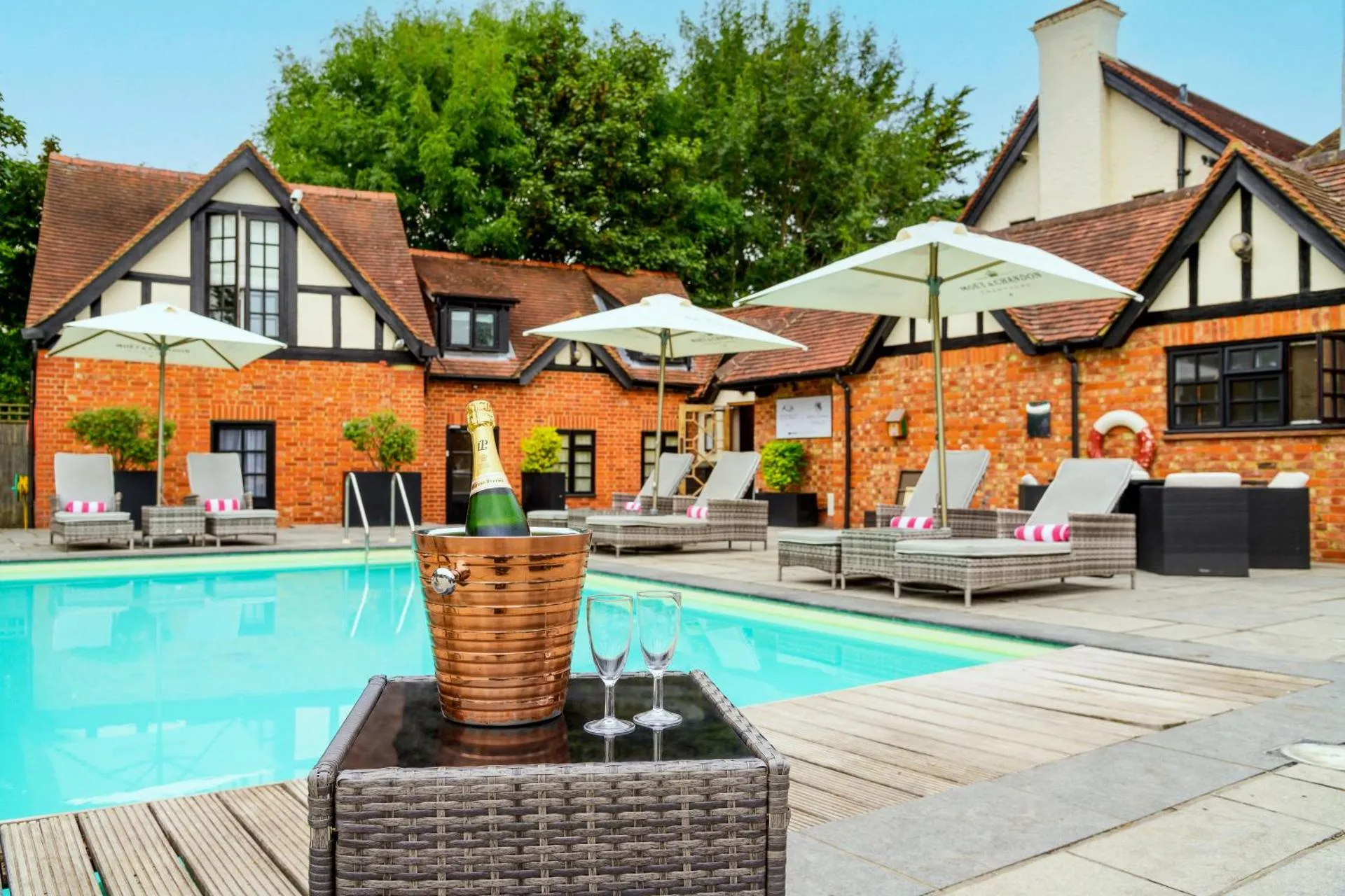 Dog Friendly Hotel $Cookham Dean - $Sanctum On The Green Hotel