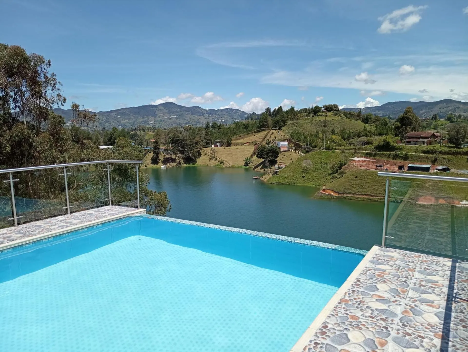 Paradise Lake Hotel