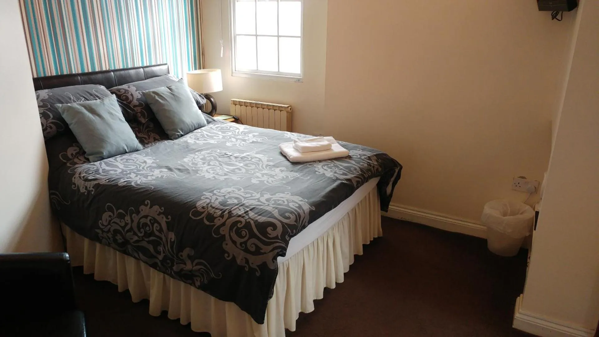 Dog Friendly Inn $Drayton Parslow - $The Three Horseshoes