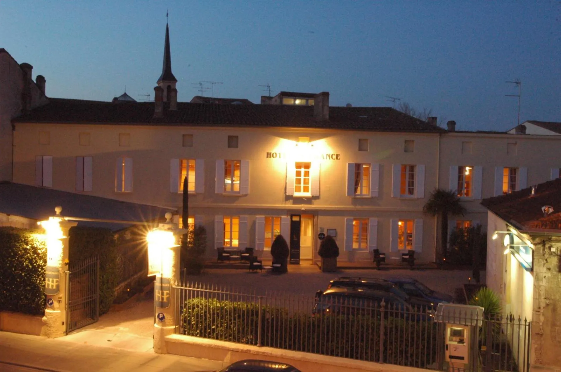 Dog Friendly Hotel $Libourne - $Hôtel de France