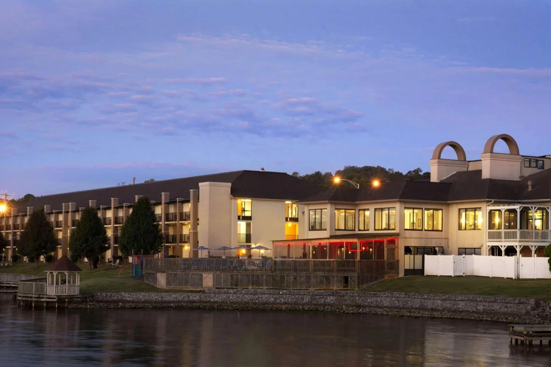Dog Friendly Hotel $Guntersville - $Wyndham Garden Lake Guntersville