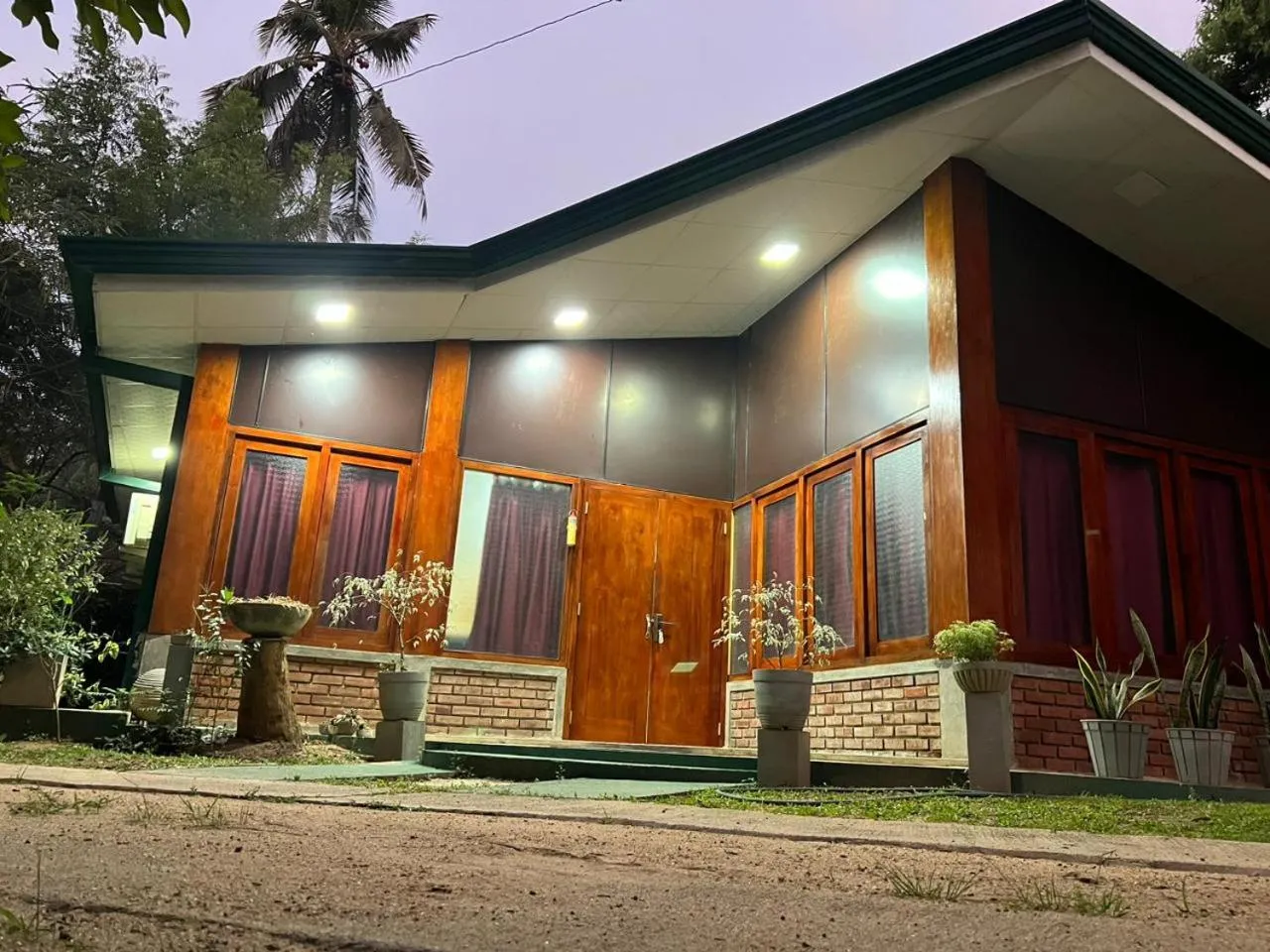 Bee's Hotel & Villa