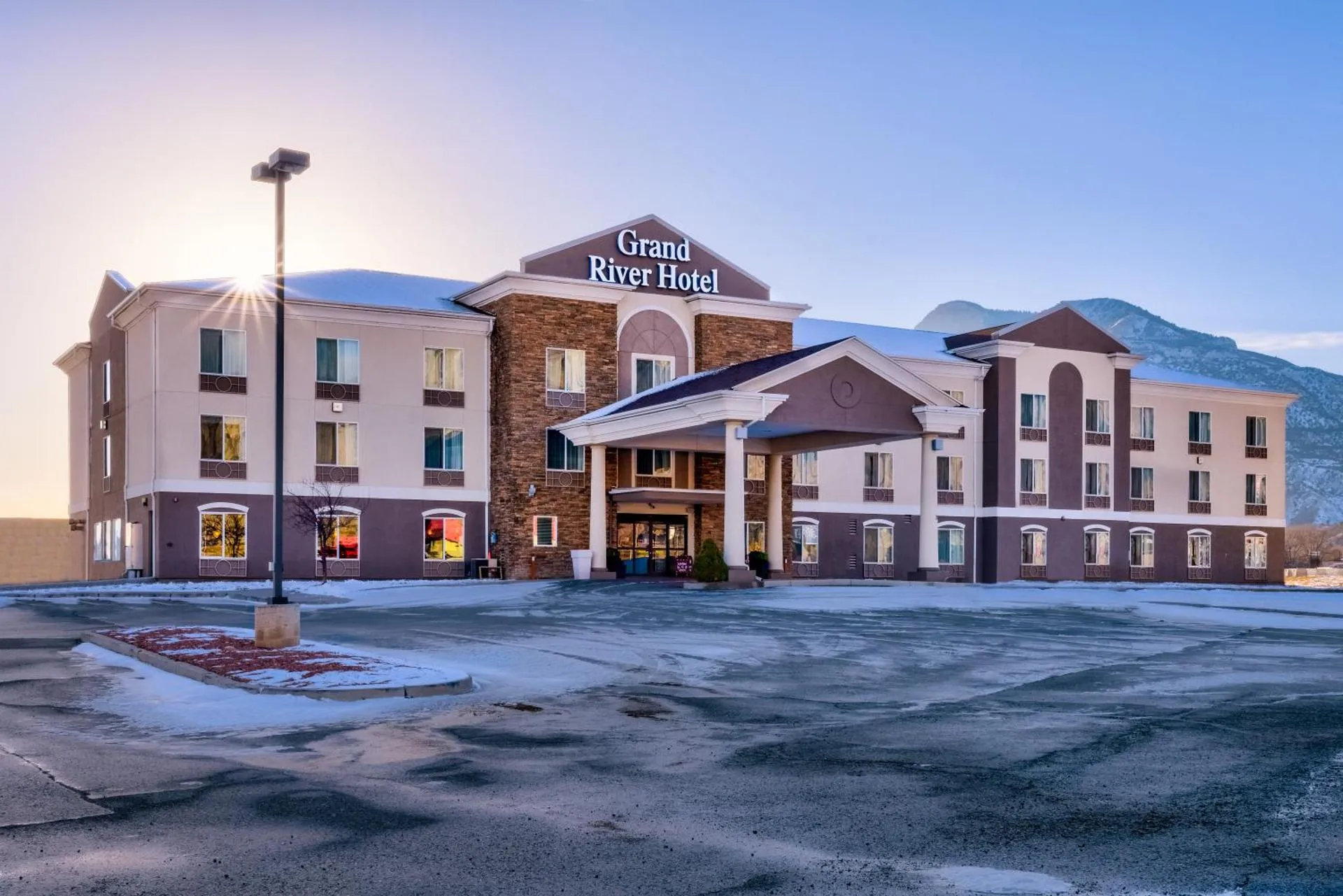 Dog Friendly Hotel $Parachute - $Grand River Hotel
