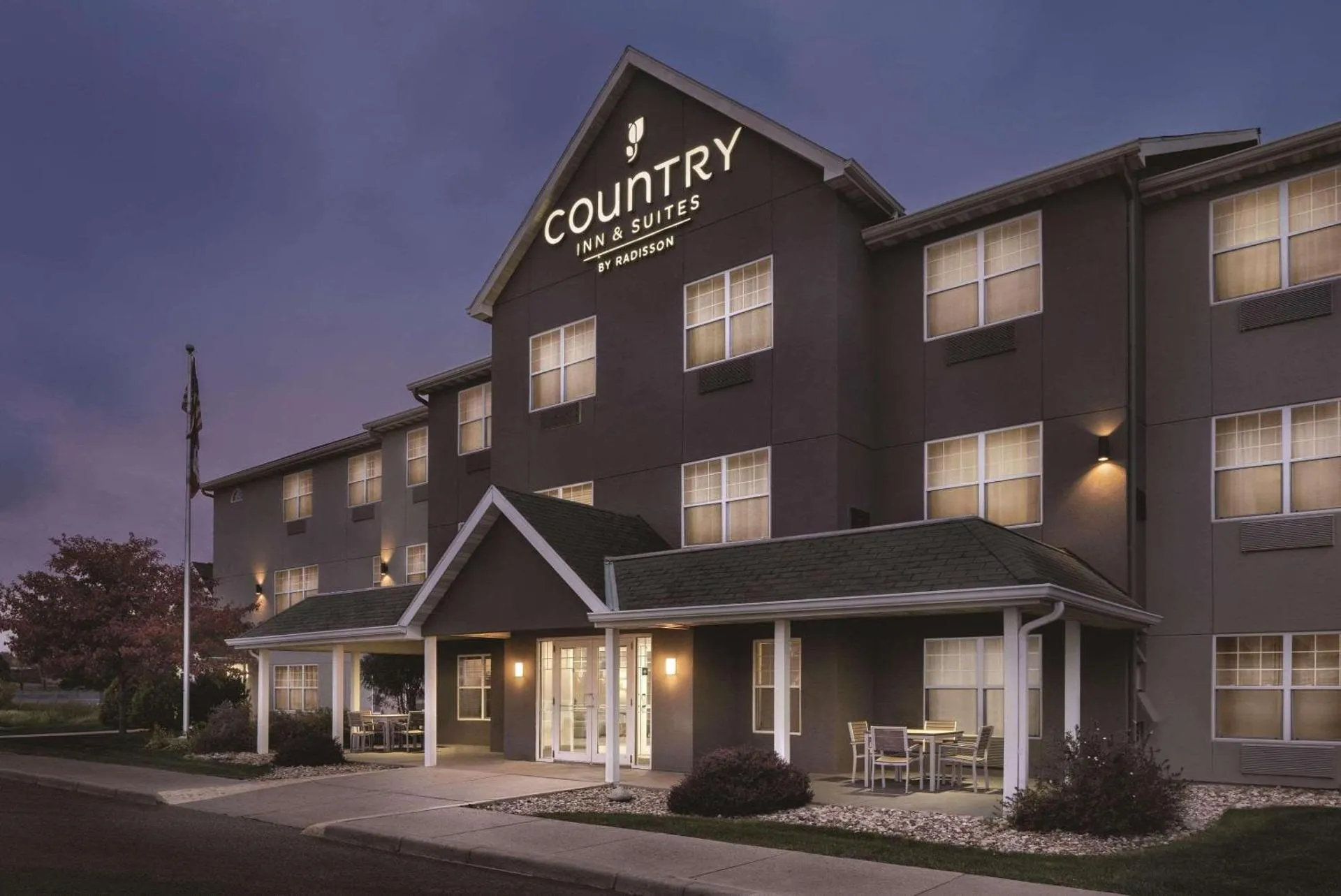 Dog Friendly Hotel $Waterloo - $Country Inn & Suites by Radisson, Waterloo, IA