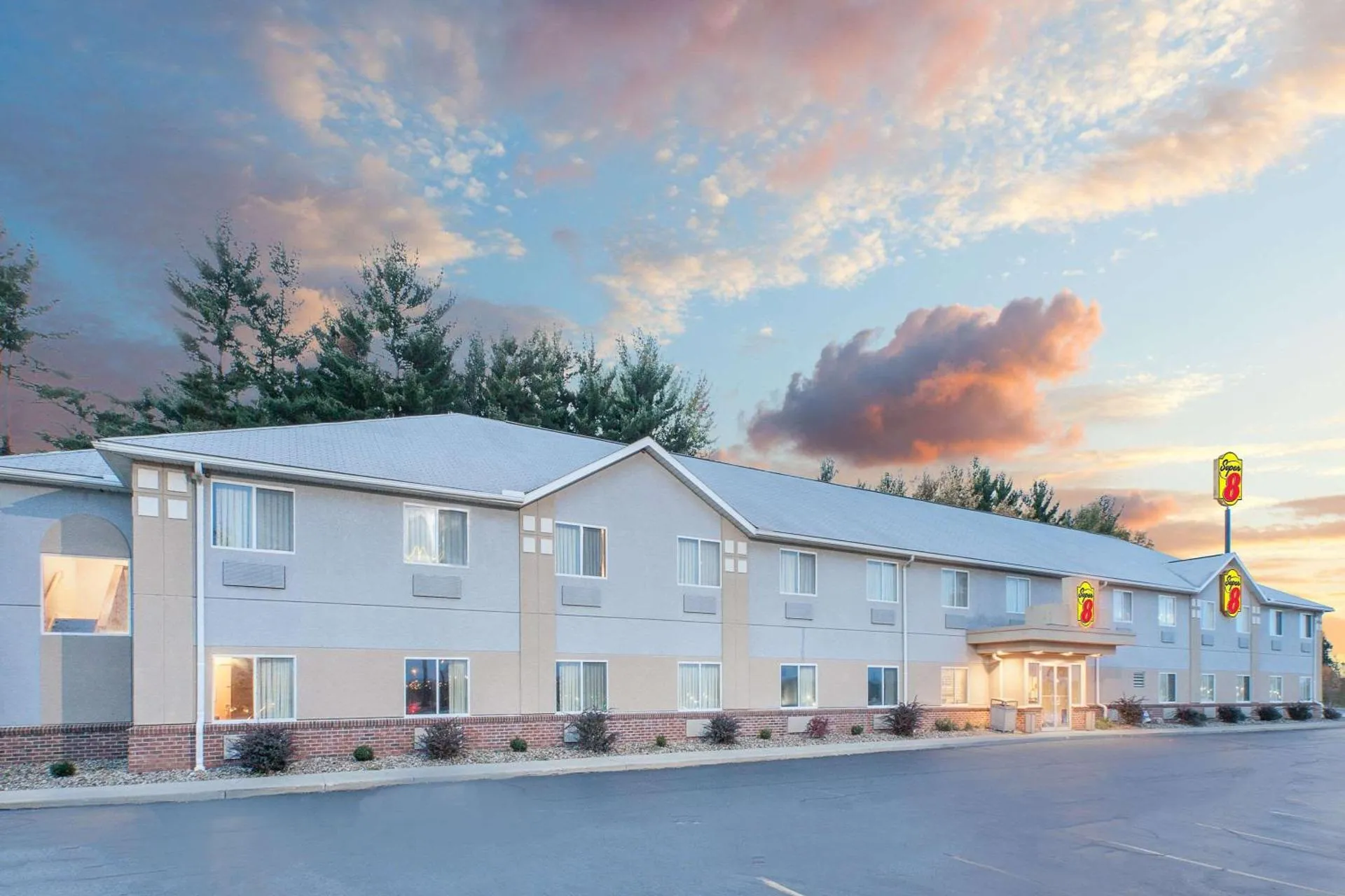 Dog Friendly Hotel $Seville - $Super 8 by Wyndham Seville