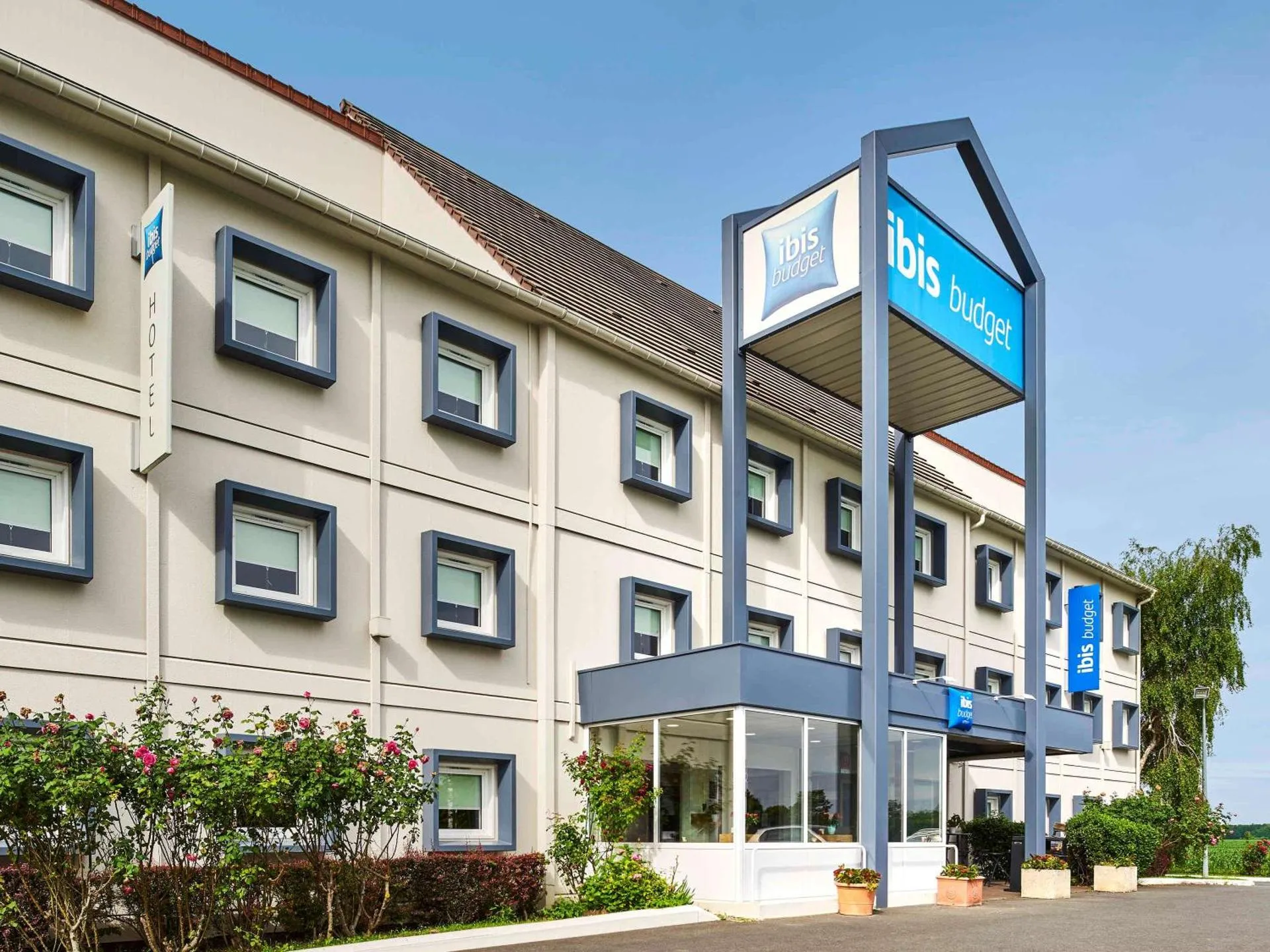 Dog Friendly Hotel $Santeny - $ibis budget Santeny