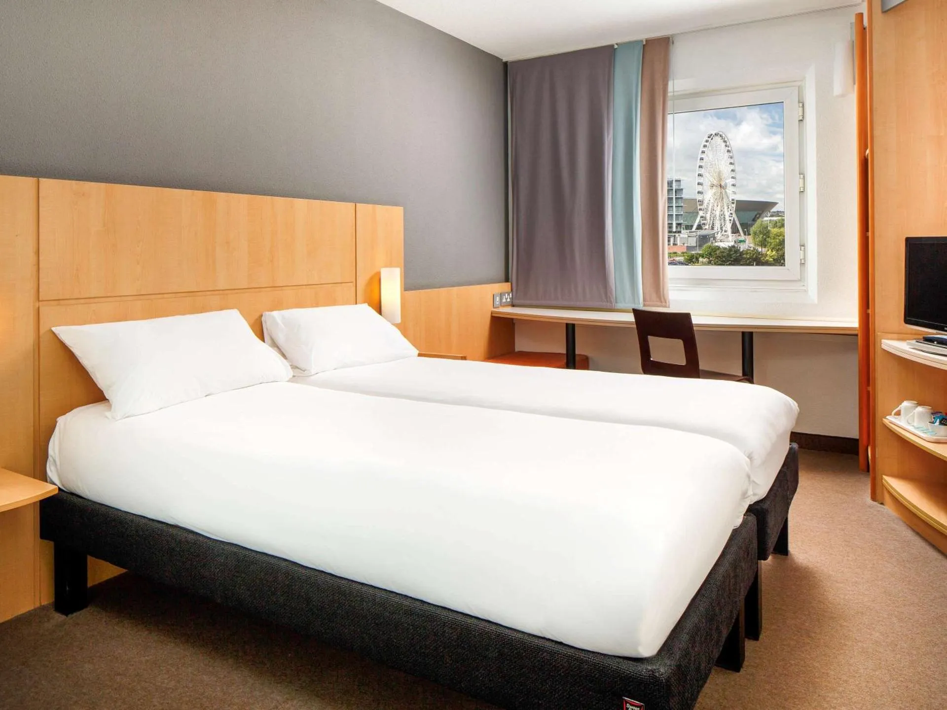 Dog Friendly Hotel $Grays Thurrock - $ibis London Thurrock M25