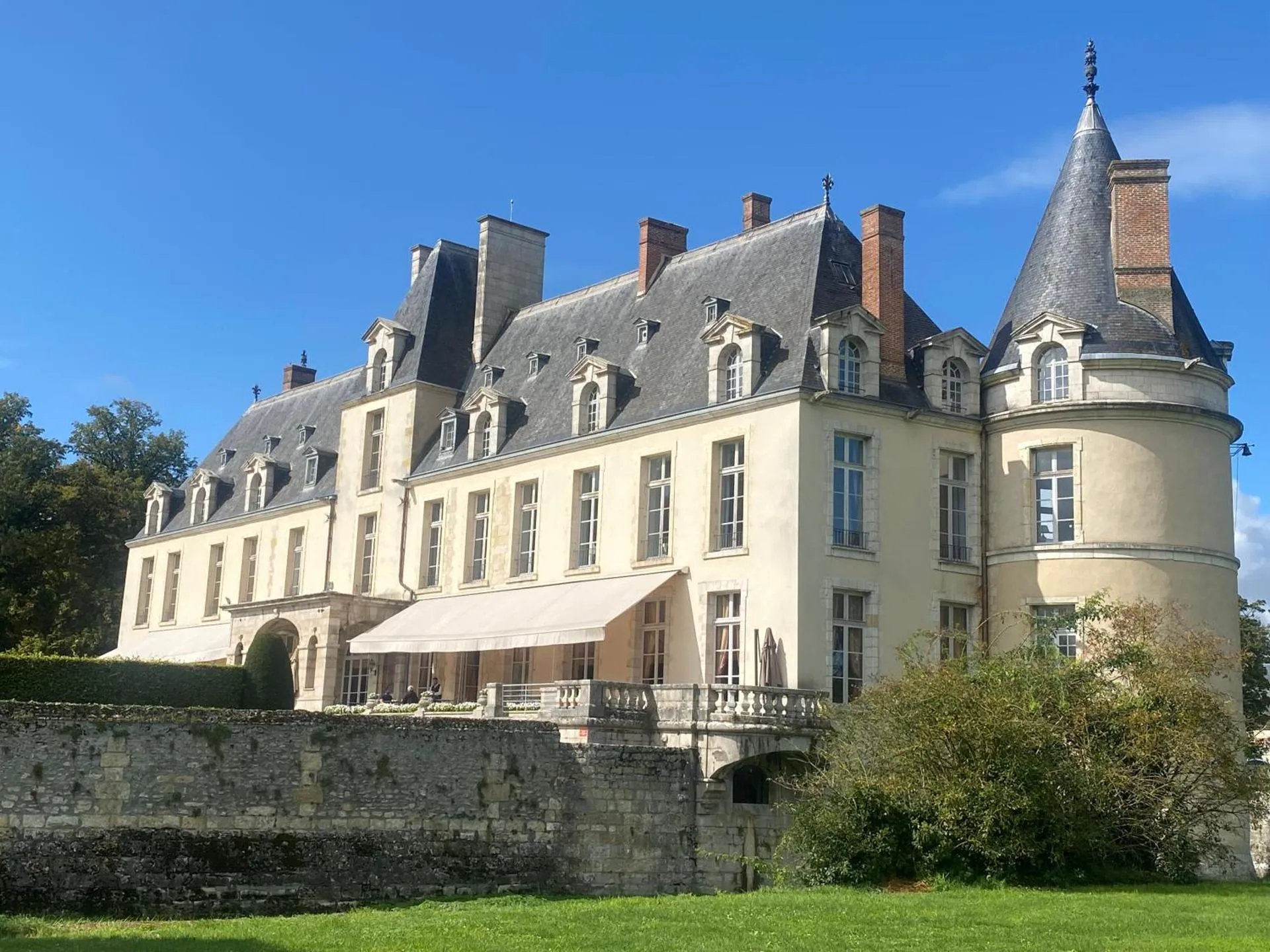 Dog Friendly Hotel $Augerville-la-Rivière - $Chateau d'Augerville