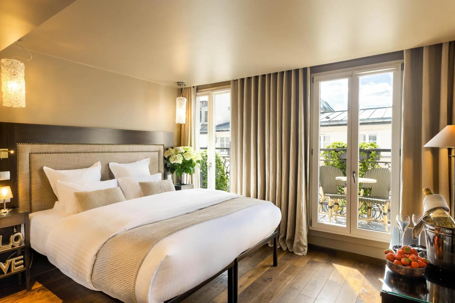 Dog Friendly Hotel $Paris - $B Montmartre