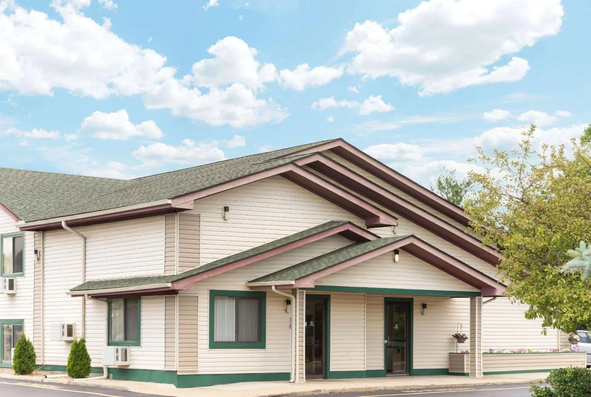 Dog Friendly Hotel $Twinsburg - $Super 8 by Wyndham Twinsburg/Cleveland Area