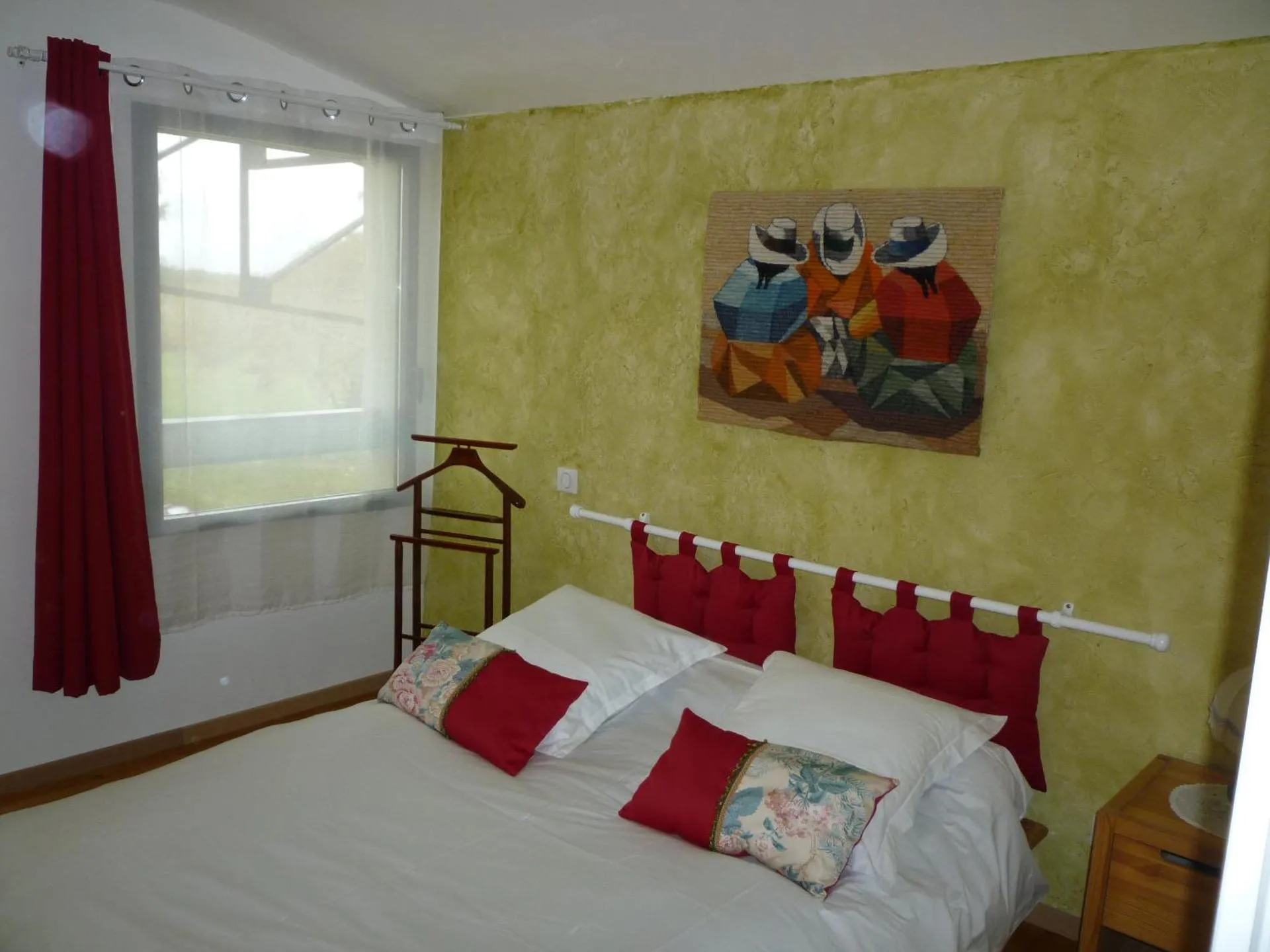 Dog Friendly Bed and breakfast $Saint-André-de-Lidon - $La SERPAUDERIE