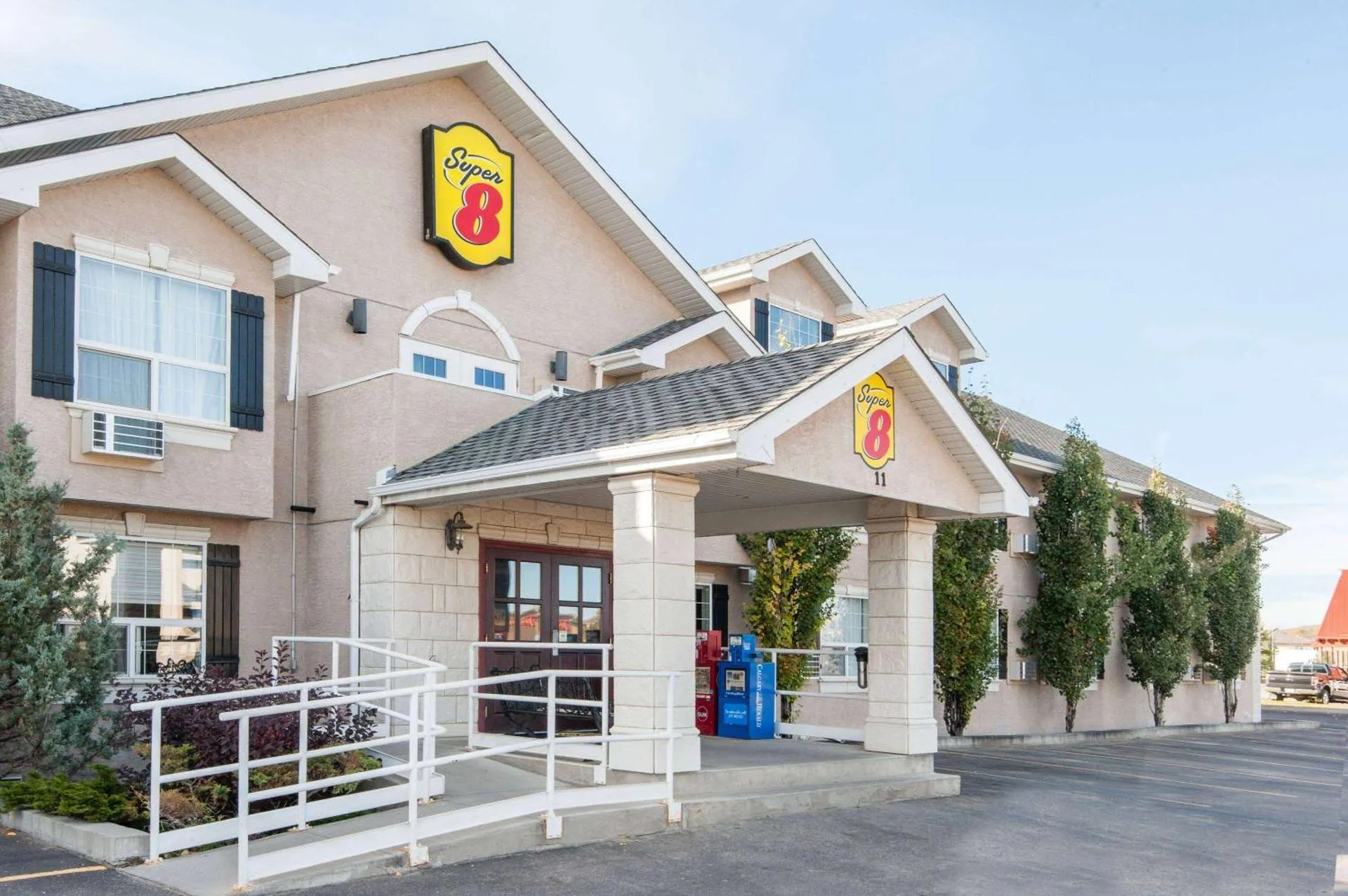 Dog Friendly Hotel $Cochrane - $Super 8 by Wyndham Cochrane