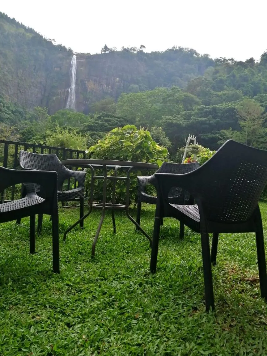 Dog Friendly Hotel $Koslanda - $diyaluma falls inn