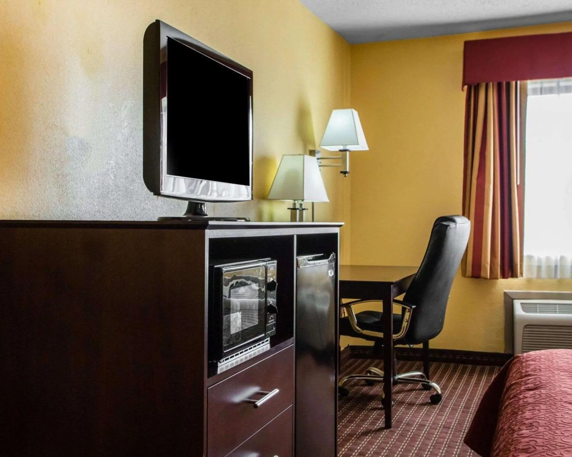 Dog Friendly Hotel $Mosinee - $Quality Inn Central Wisconsin Airport