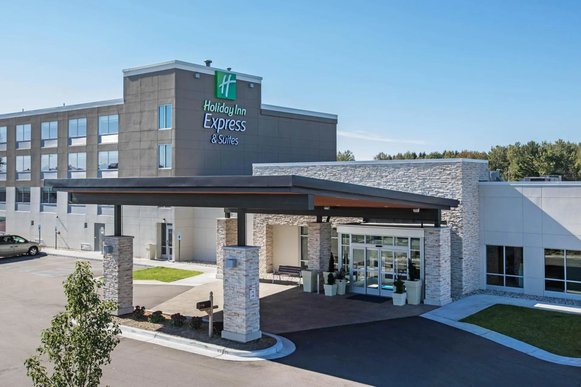 Dog Friendly Hotel $Ludington - $Holiday Inn Express & Suites Ludington, an IHG Hotel