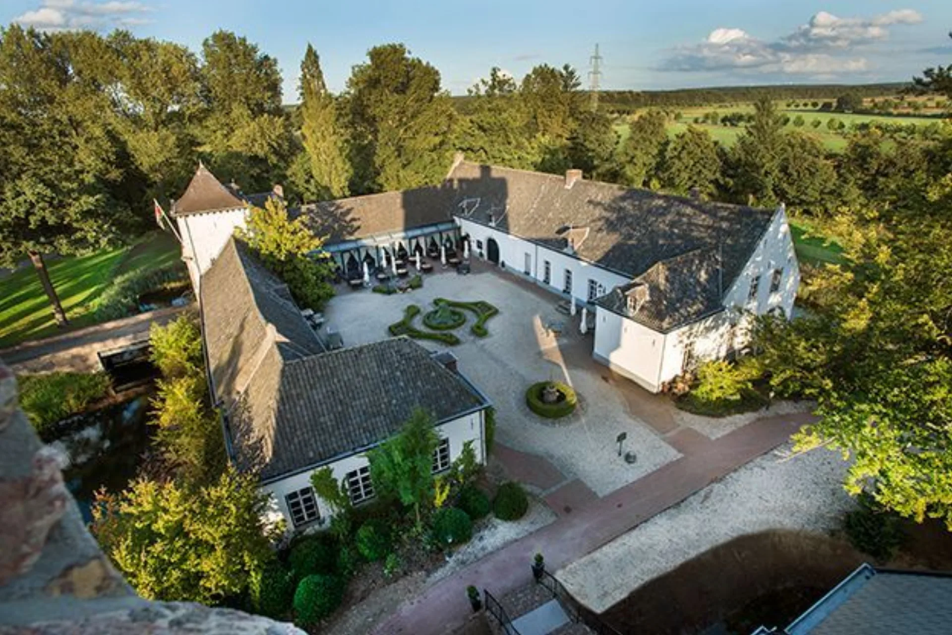 Romantik Hotel Kasteel Daelenbroeck, a dog friendly hotel in Herkenbosch