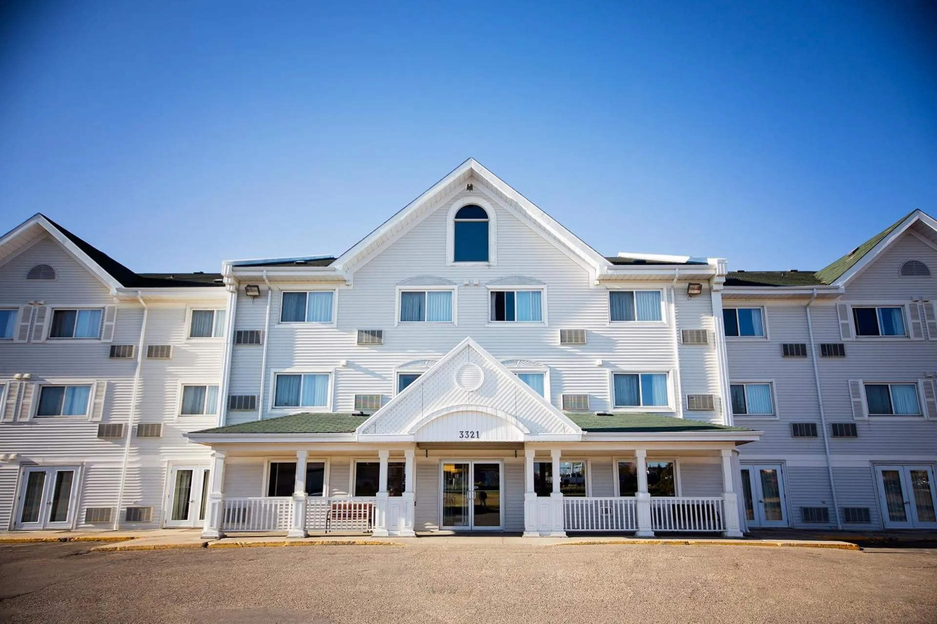 Dog Friendly Hotel $Regina - $Travelodge Suites by Wyndham Regina - Eastgate Bay