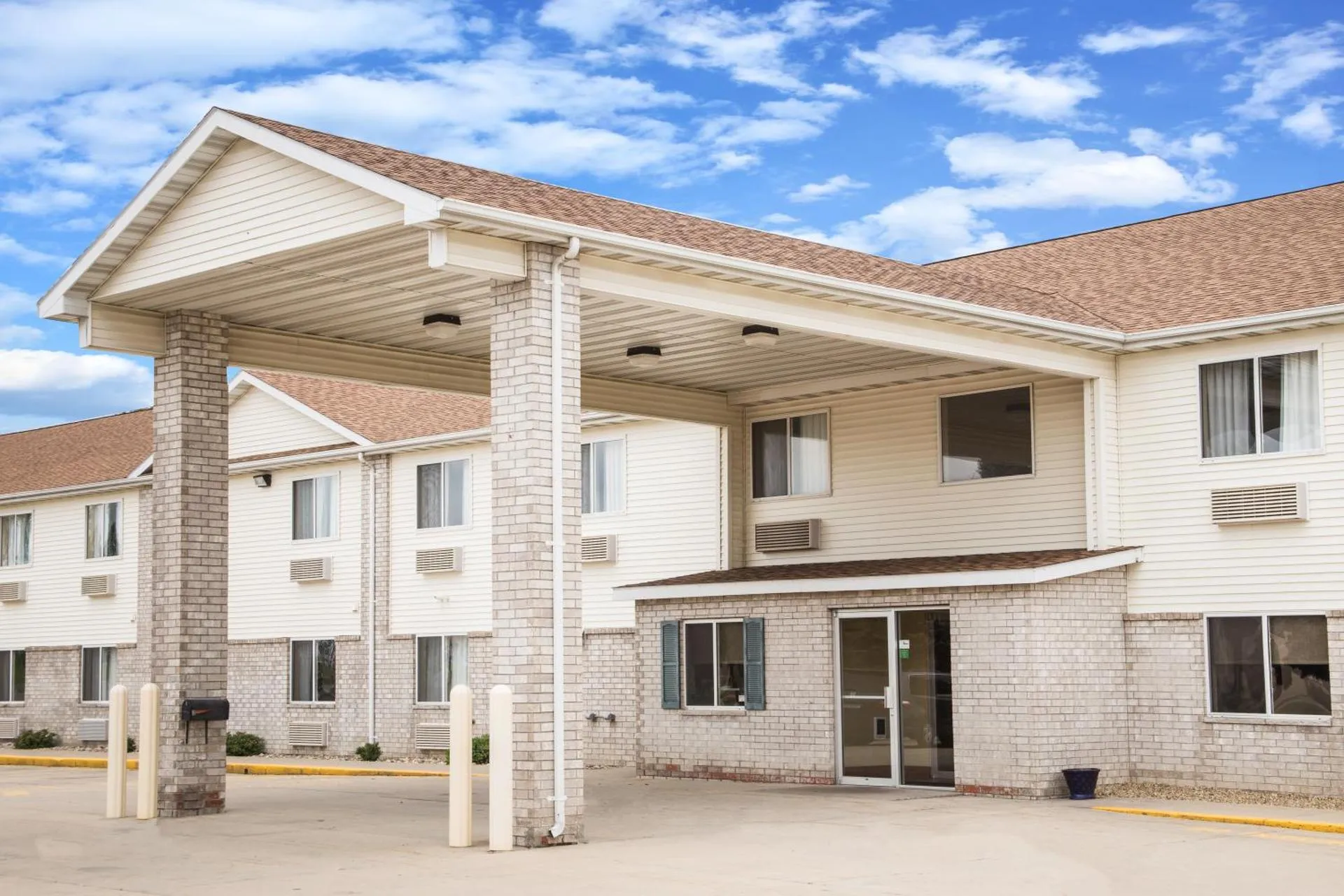 Dog Friendly Hotel $Evansdale - $Days Inn by Wyndham Evansdale Waterloo