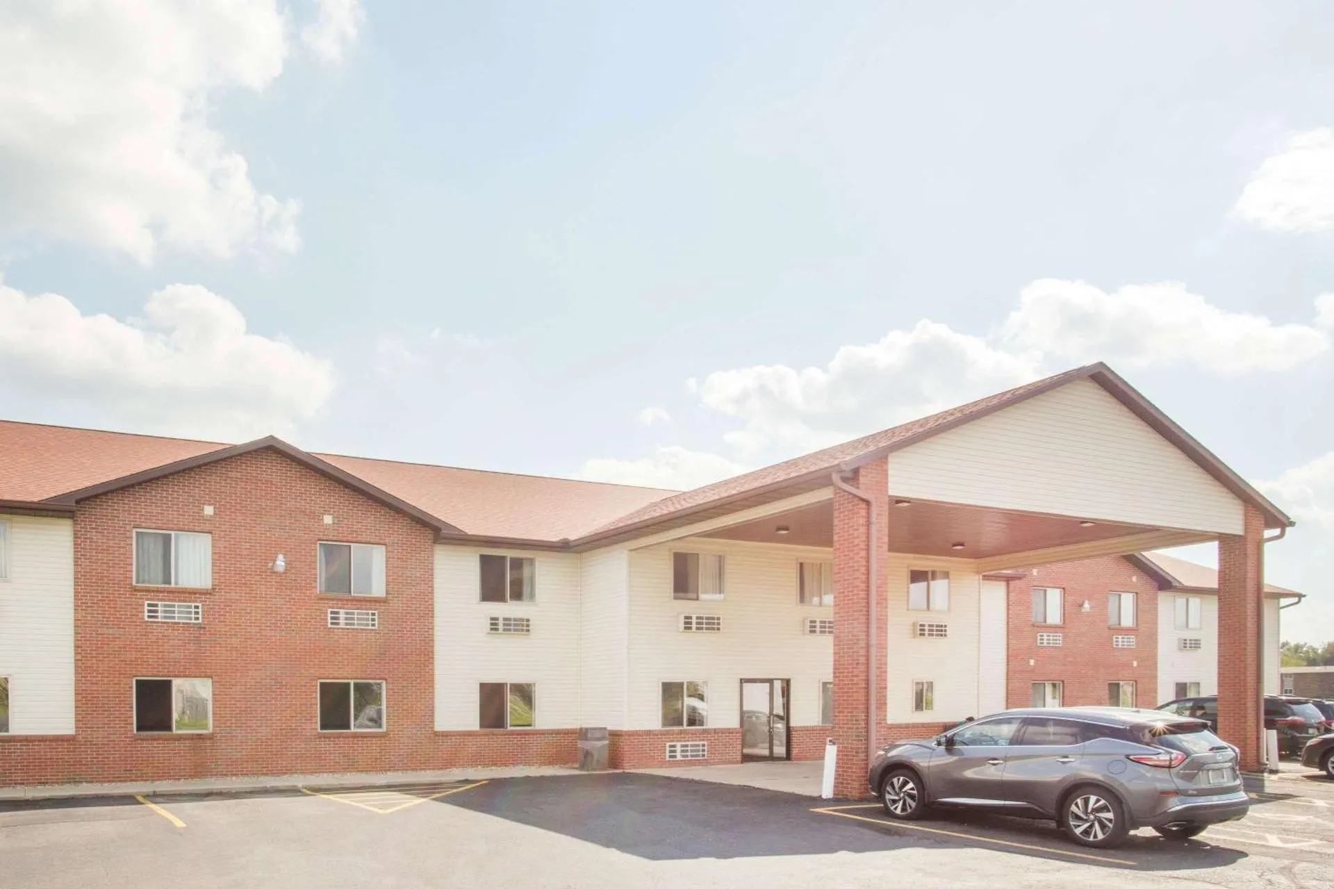 Dog Friendly Hotel $Monmouth - $Super 8 by Wyndham Monmouth IL