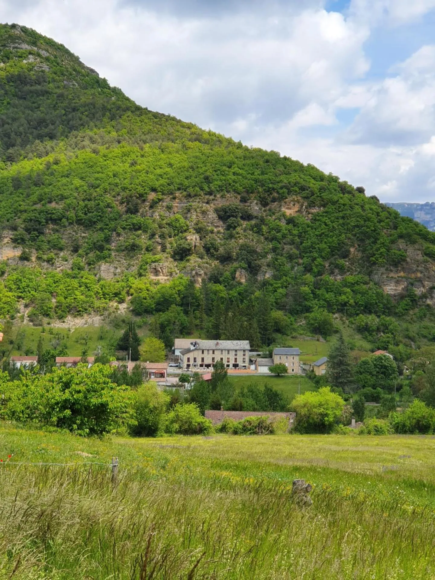 Dog Friendly Hotel $Rivière-sur-Tarn - $Hotel des Gorges au Viaduc