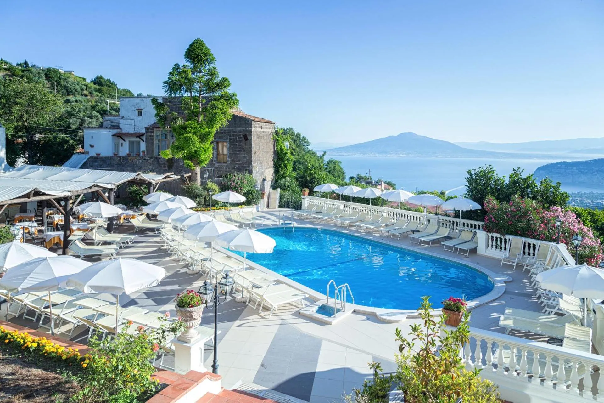 Dog Friendly Hotel $SantʼAgata sui Due Golfi - $Hotel Jaccarino