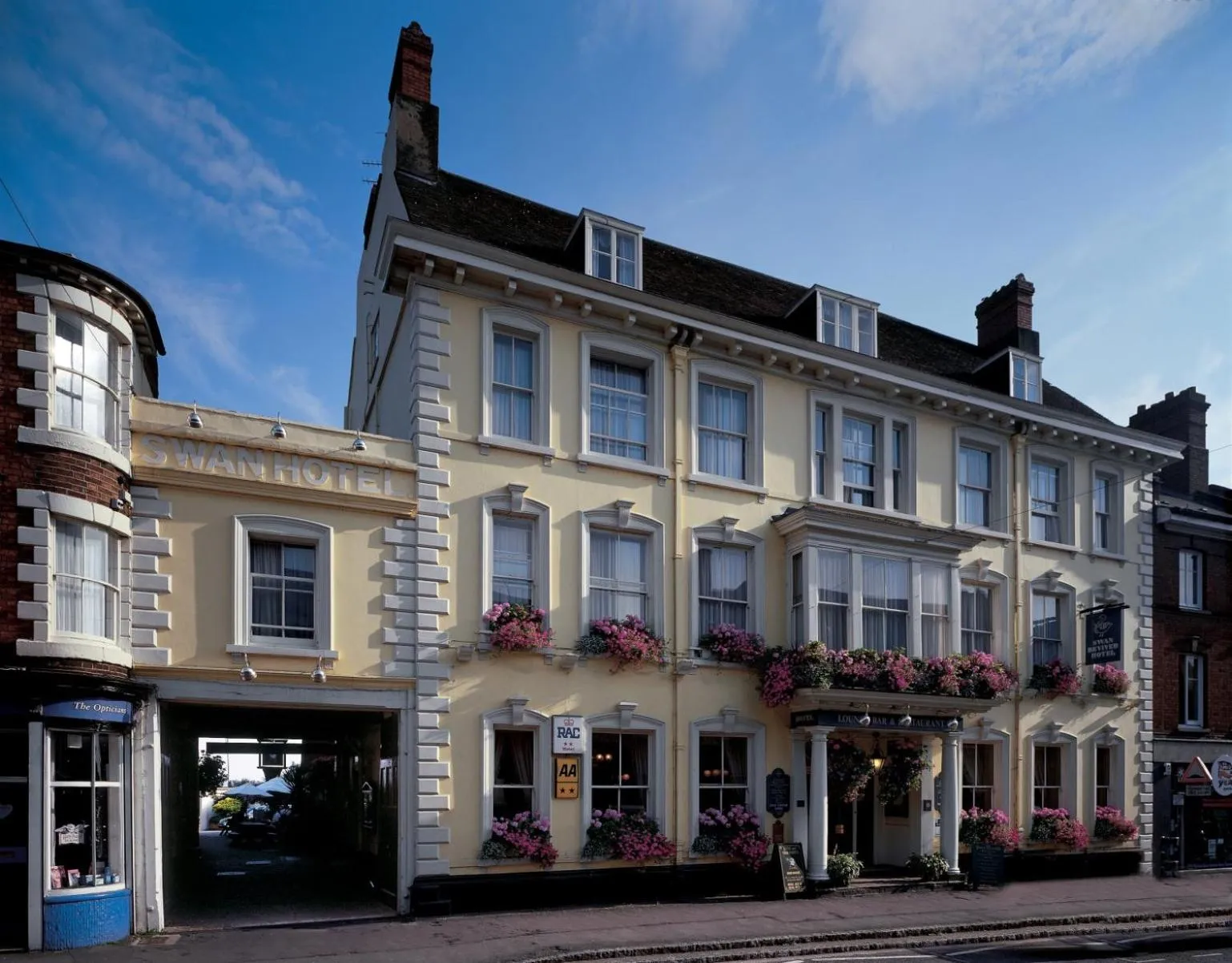 Dog Friendly Inn $Milton Keynes - $Swan Revived Hotel