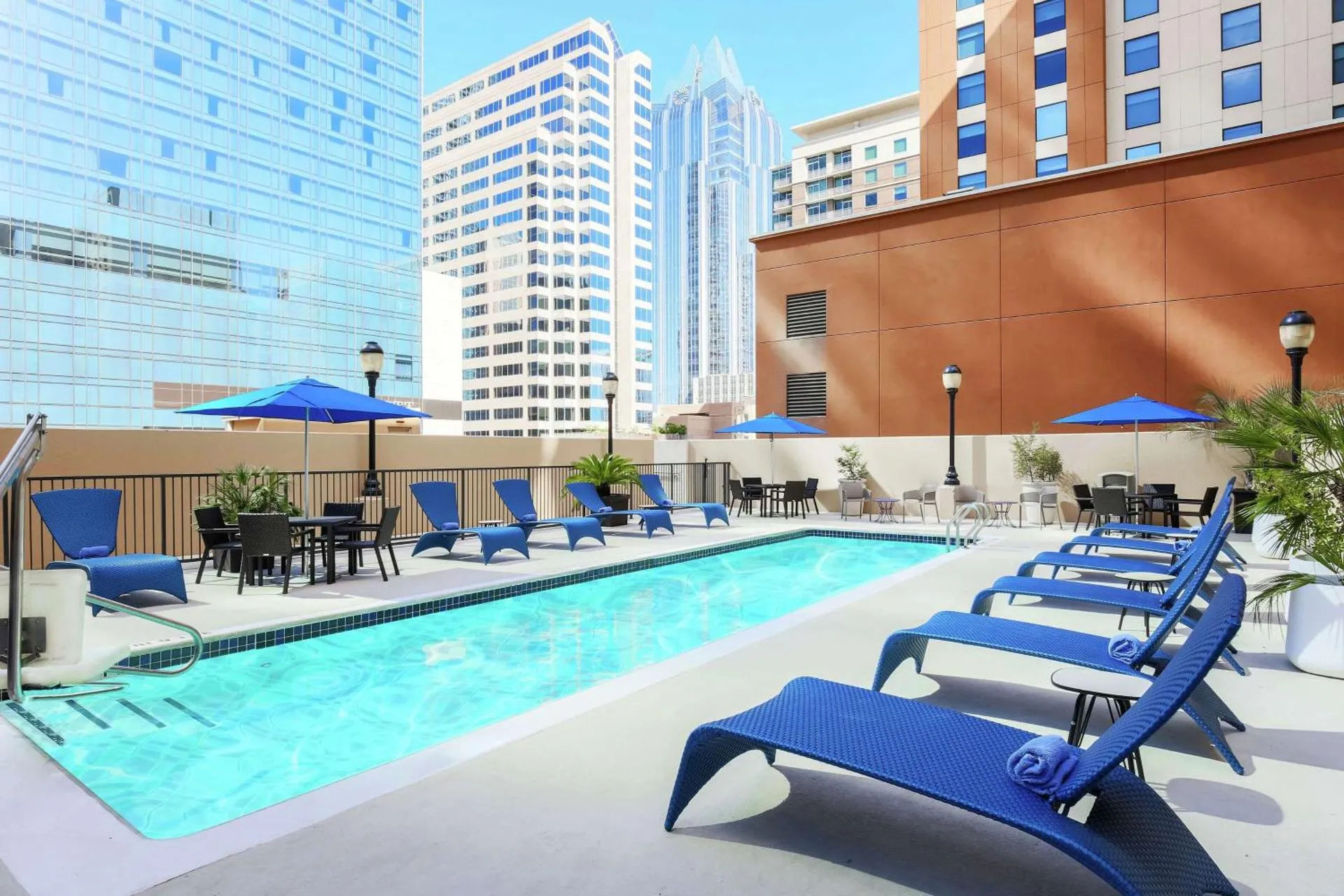 Dog Friendly Hotel $Austin - $Hampton Inn & Suites Austin-Downtown/Convention Center