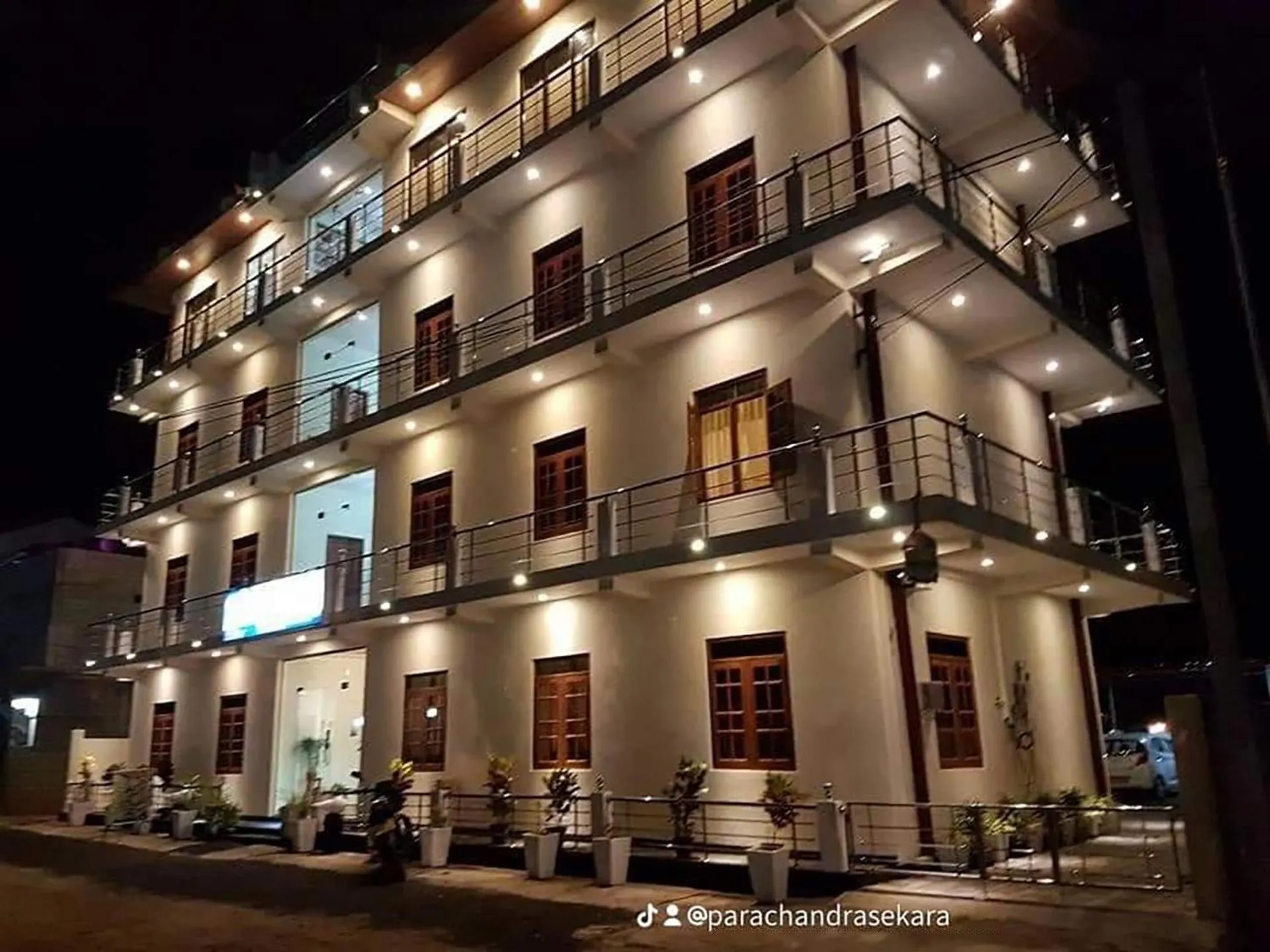 Everest Hotel