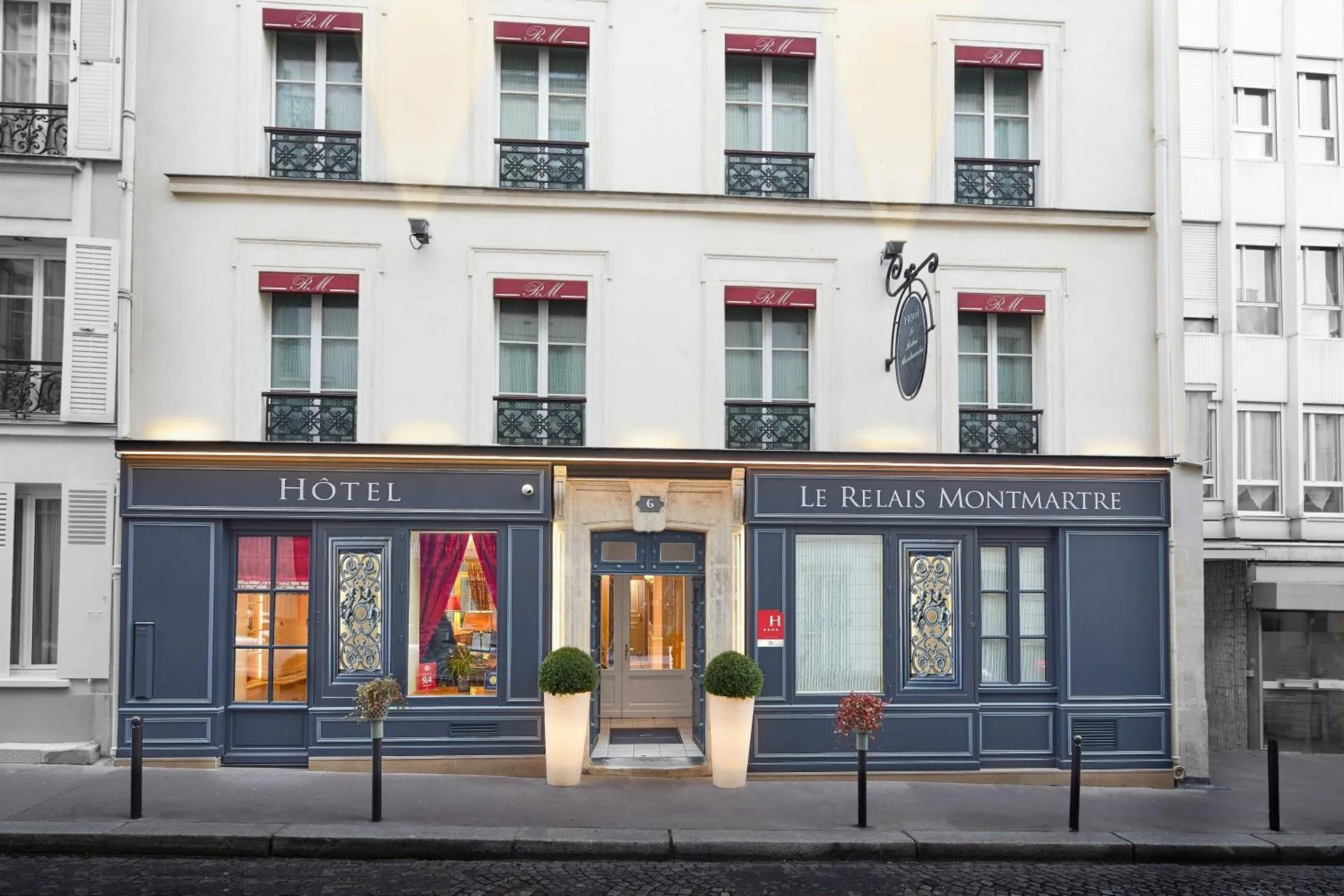 Dog Friendly Hotel $Paris - $Le Relais Montmartre