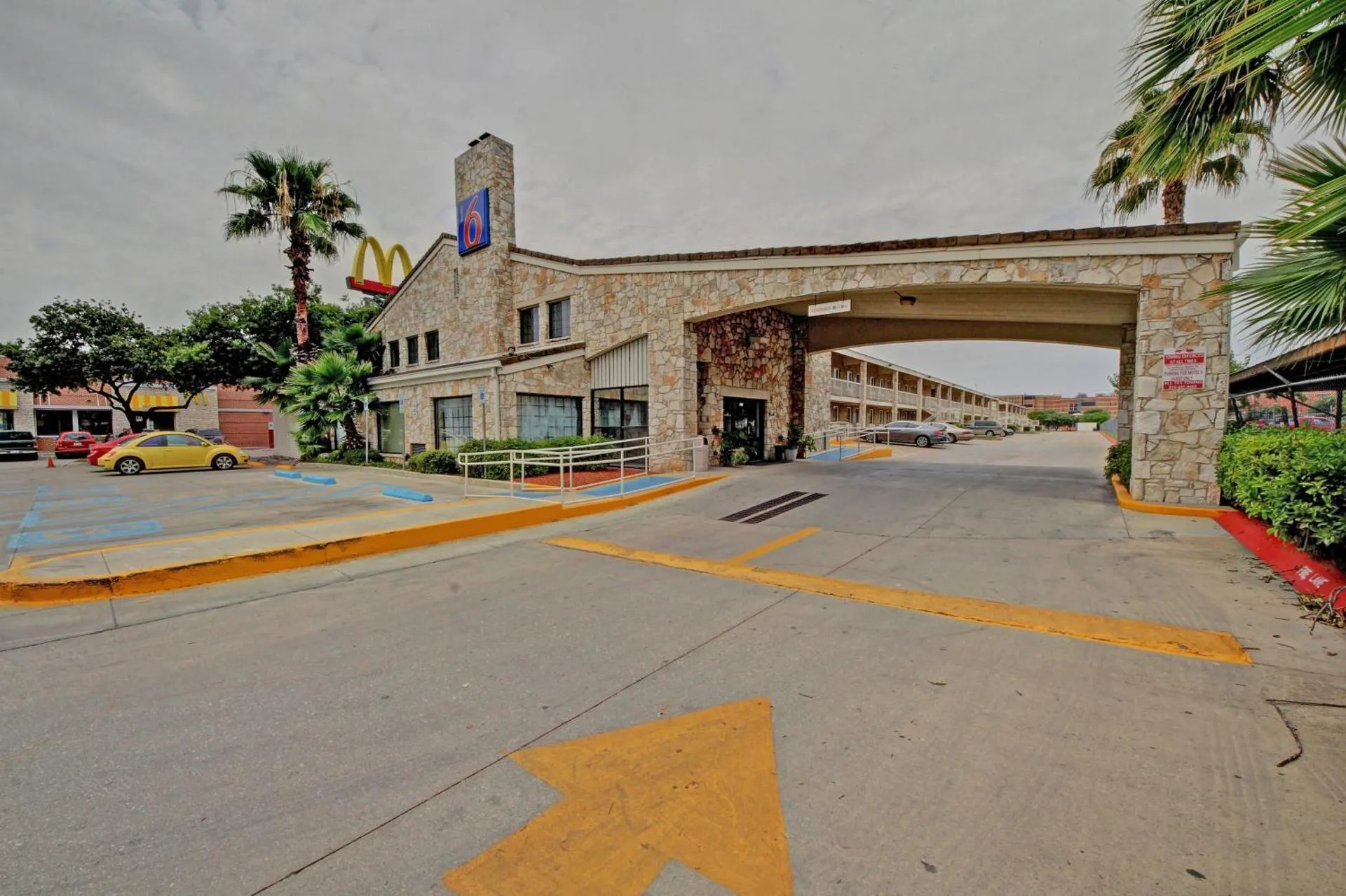 Dog Friendly Hotel $San Antonio - $Motel 6-San Antonio, TX - Downtown - Market Square