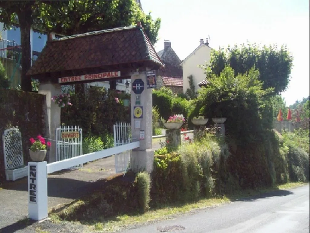 Dog Friendly Hotel $Saint-Cirgues-de-Jordanne - $Les Tilleuls