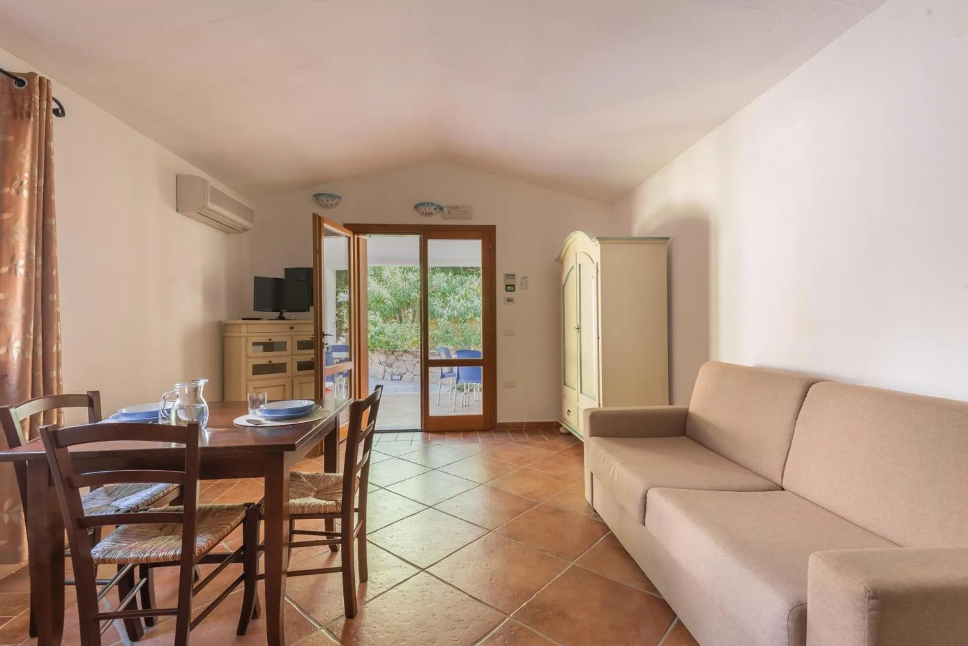 Residence con piscina a Tanaunella a 1500 m dal mare