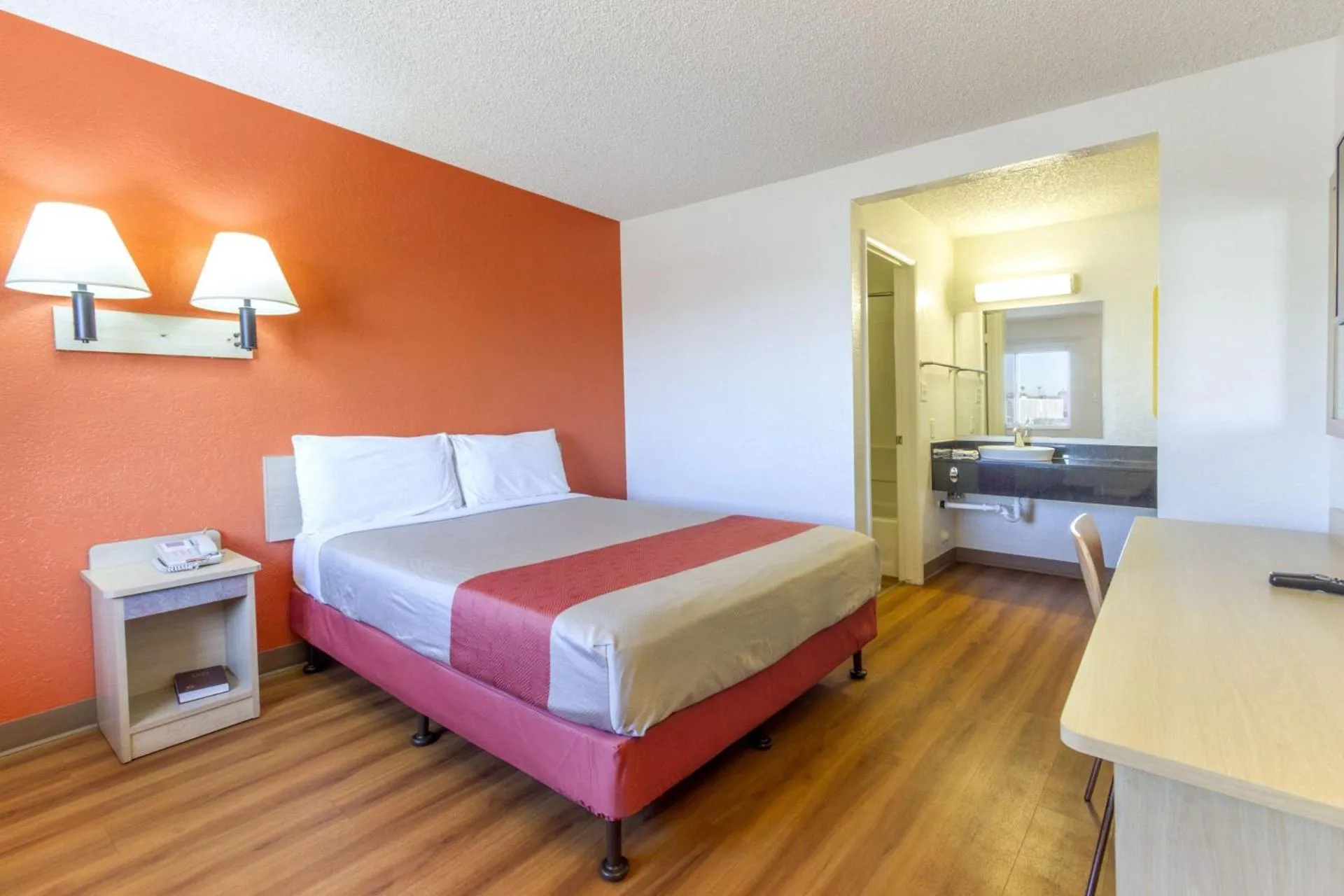 Dog Friendly Hotel $Phoenix - $Motel 6-Phoenix, AZ - Airport - 24th Street