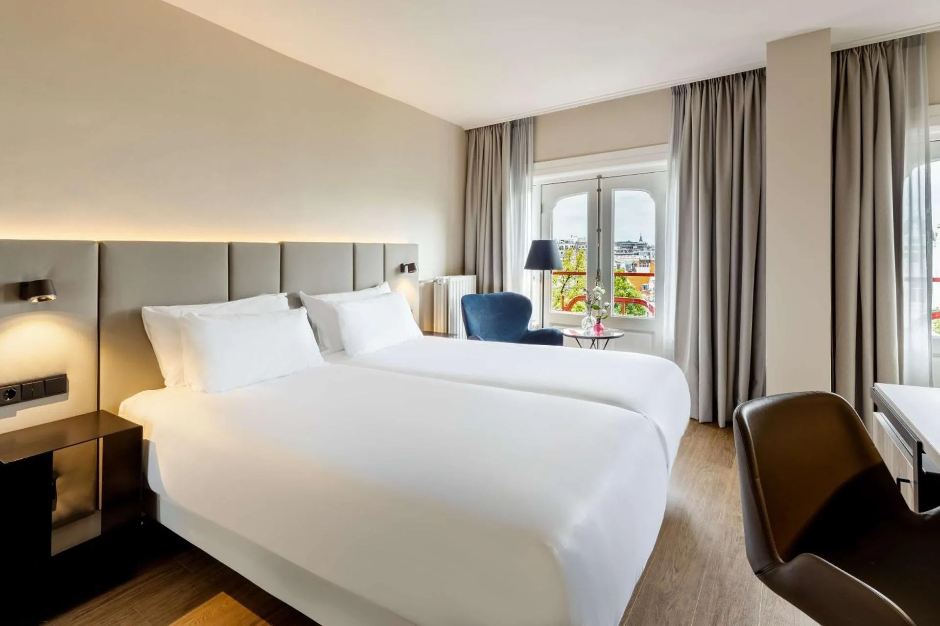 Dog Friendly Hotel $Amsterdam - $NH Amsterdam Schiller