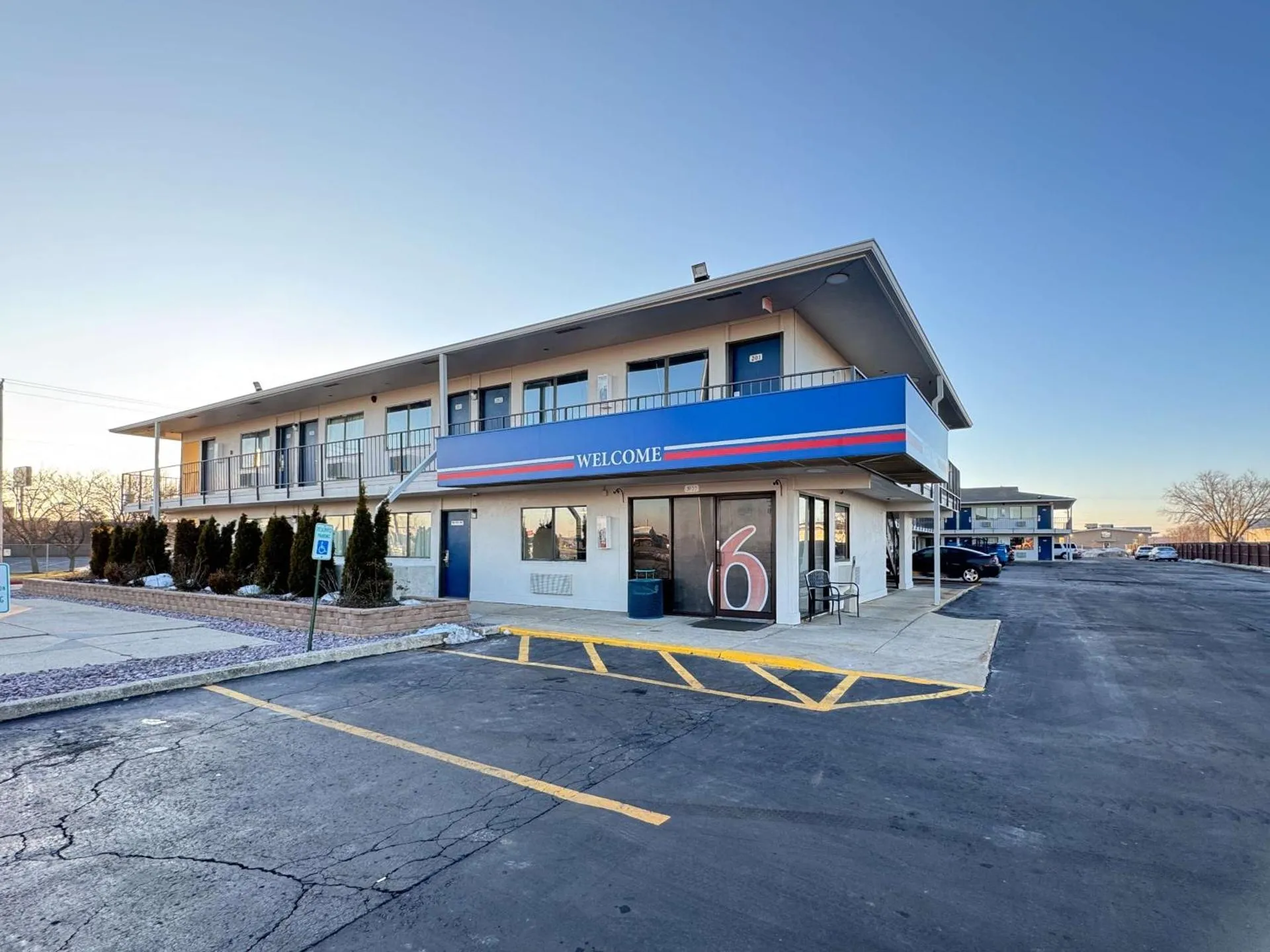 Dog Friendly Hotel $Janesville - $Motel 6-Janesville, WI