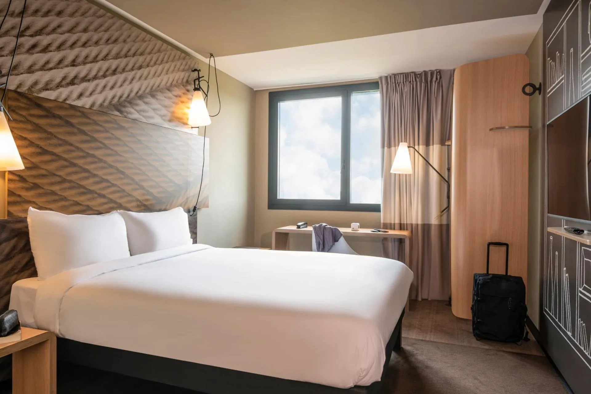 Dog Friendly Hotel $Gonesse - $ibis Gonesse