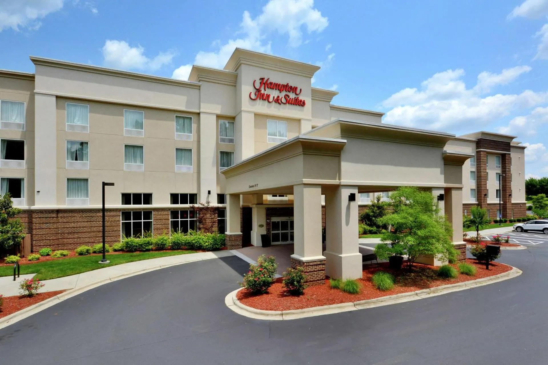 Dog Friendly Hotel $Huntersville - $Hampton Inn & Suites Huntersville