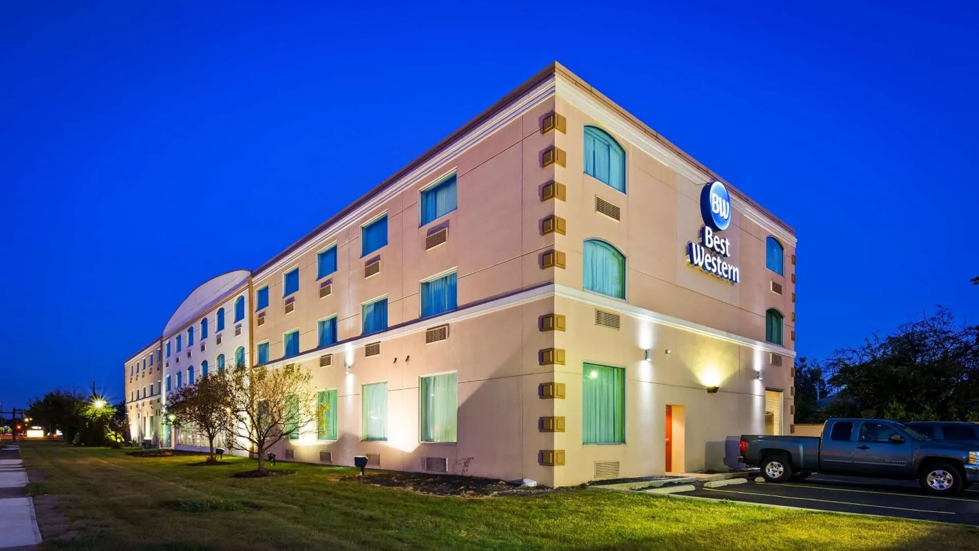 Dog Friendly Hotel $Brook Park - $Best Western Airport Inn & Suites Cleveland