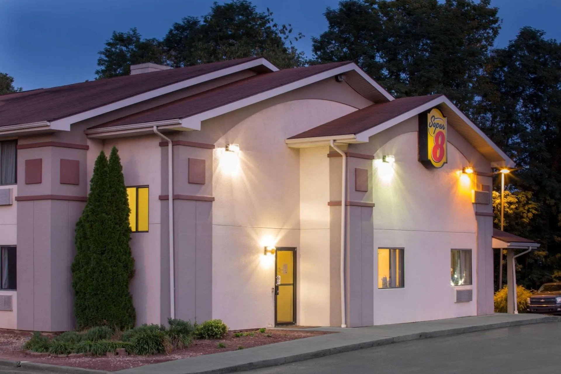 Dog Friendly Hotel $Lewisburg - $Super 8 by Wyndham Lewisburg