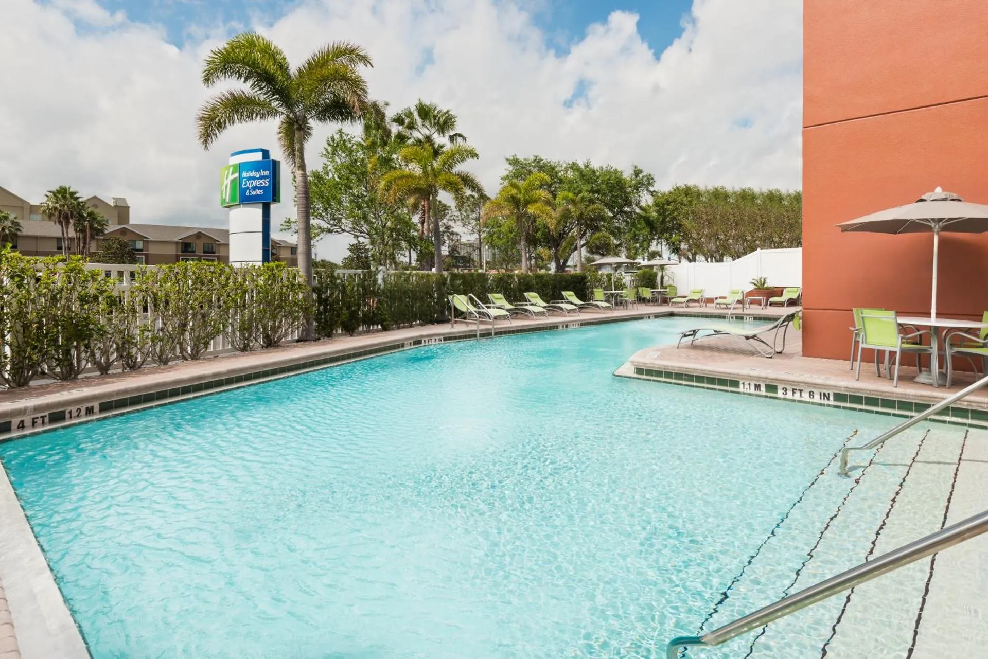 Dog Friendly Hotel $Orlando - $Holiday Inn Express & Suites - Nearest Universal Orlando, an IHG Hotel