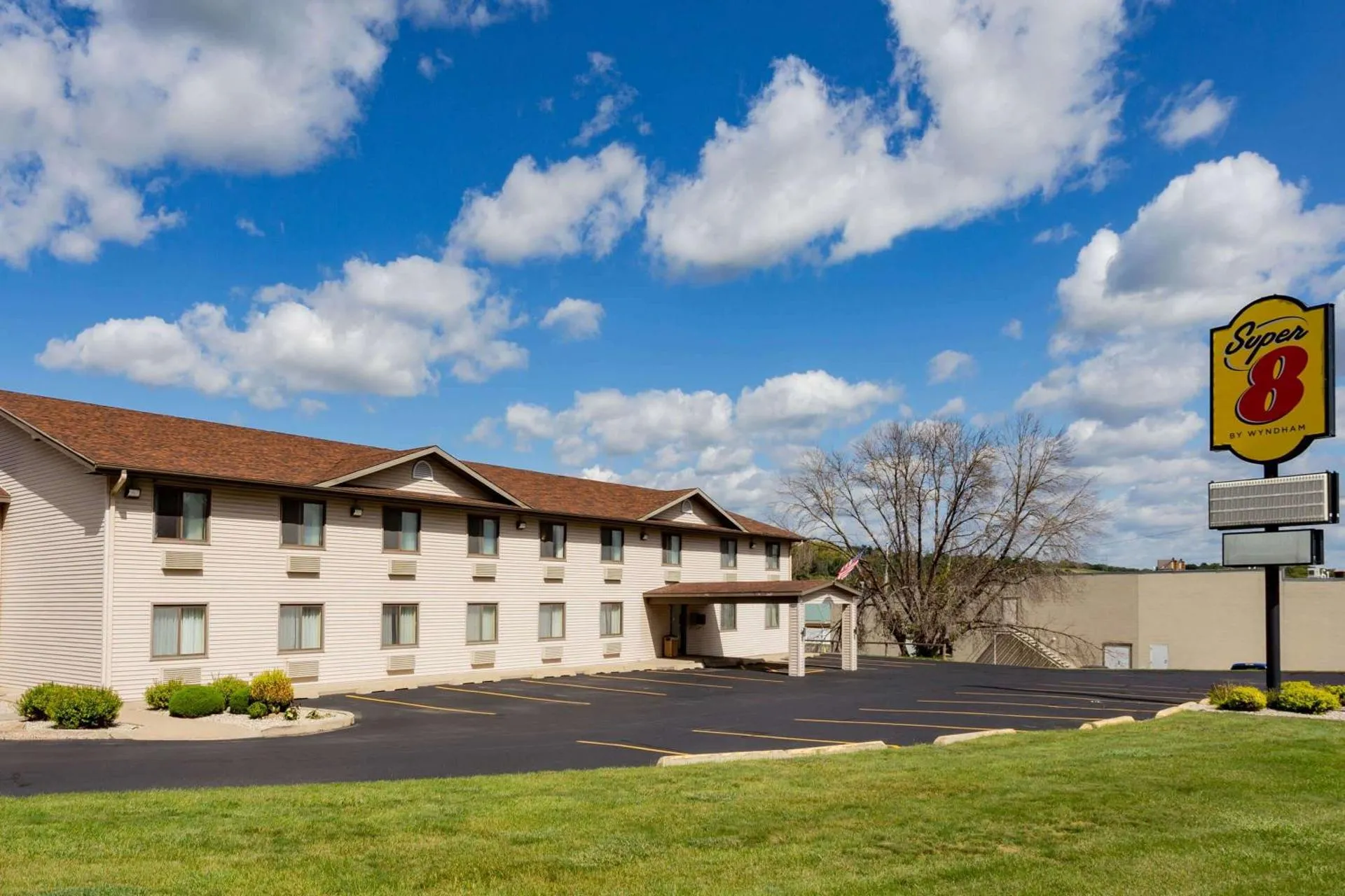 Dog Friendly Hotel $Decorah - $Super 8 by Wyndham Decorah