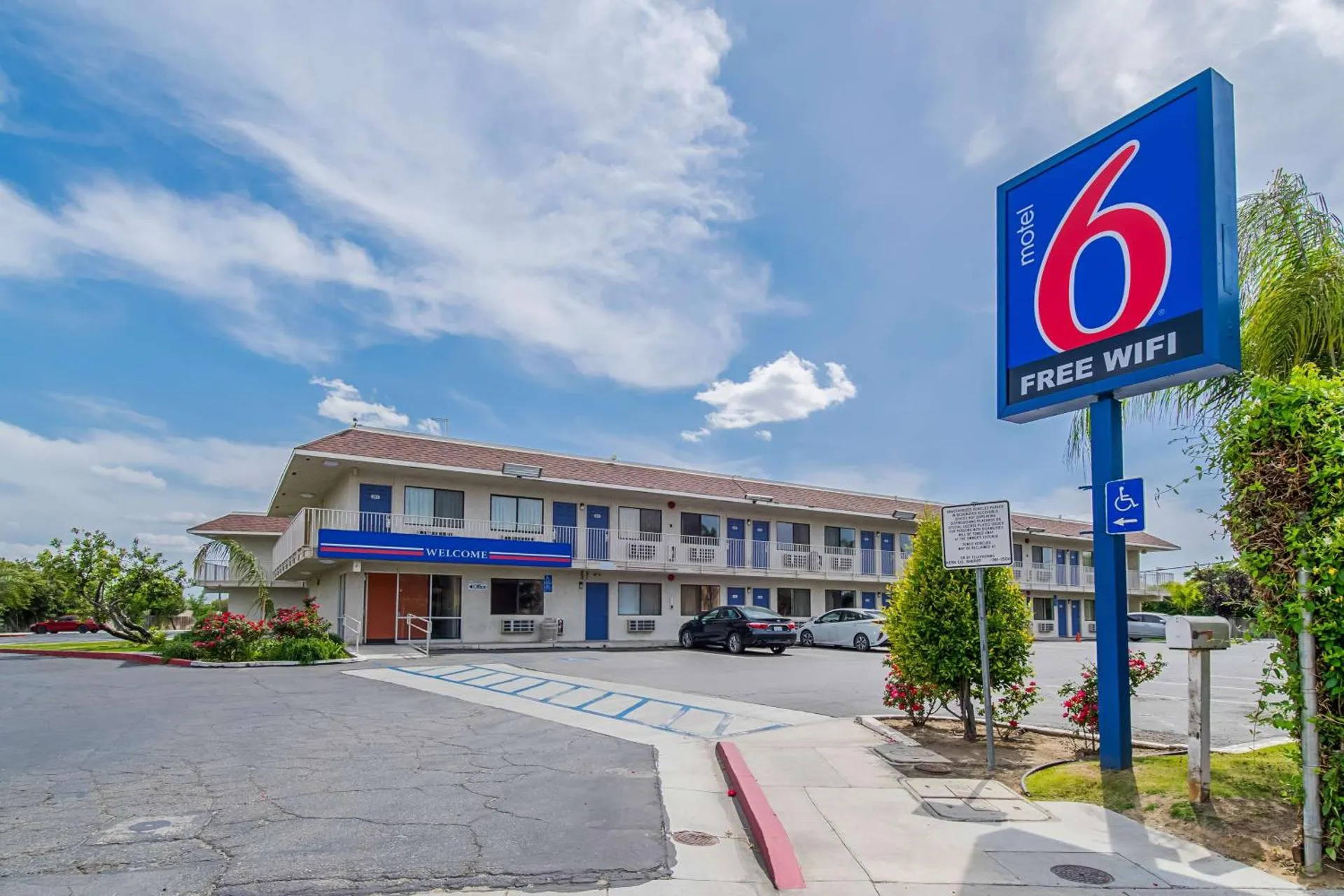 Dog Friendly Hotel $Bakersfield - $Motel 6-Bakersfield, CA - Airport