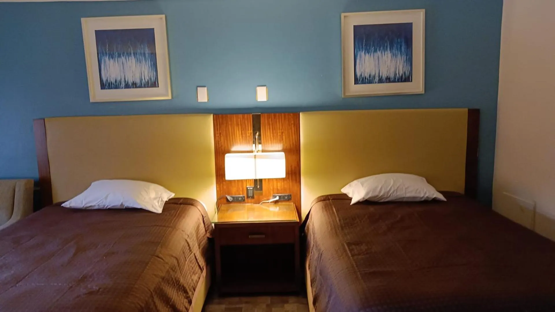Dog Friendly Hotel $Westminster - $The Boston Inn
