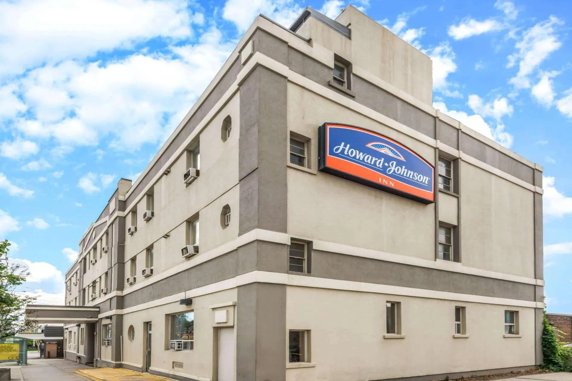Dog Friendly Hotel $Toronto - $Howard Johnson by Wyndham Toronto Downtown West