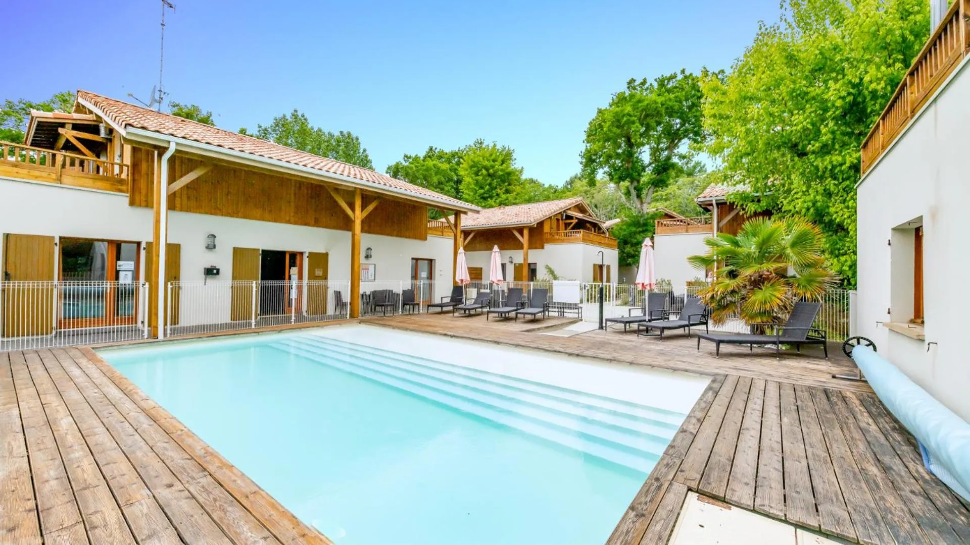 Dog Friendly Aparthotel $Lacanau - $Vacancéole - Les Rives du Lac