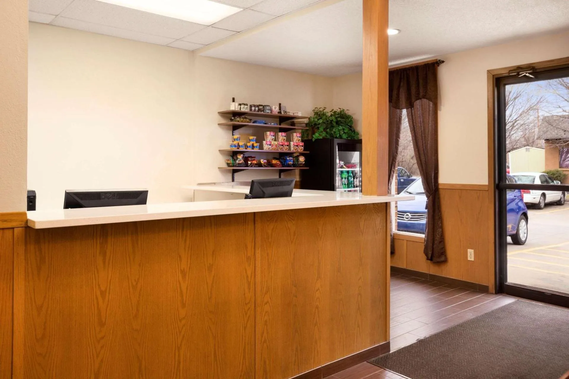 Super 8 by Wyndham Pittsburg KS