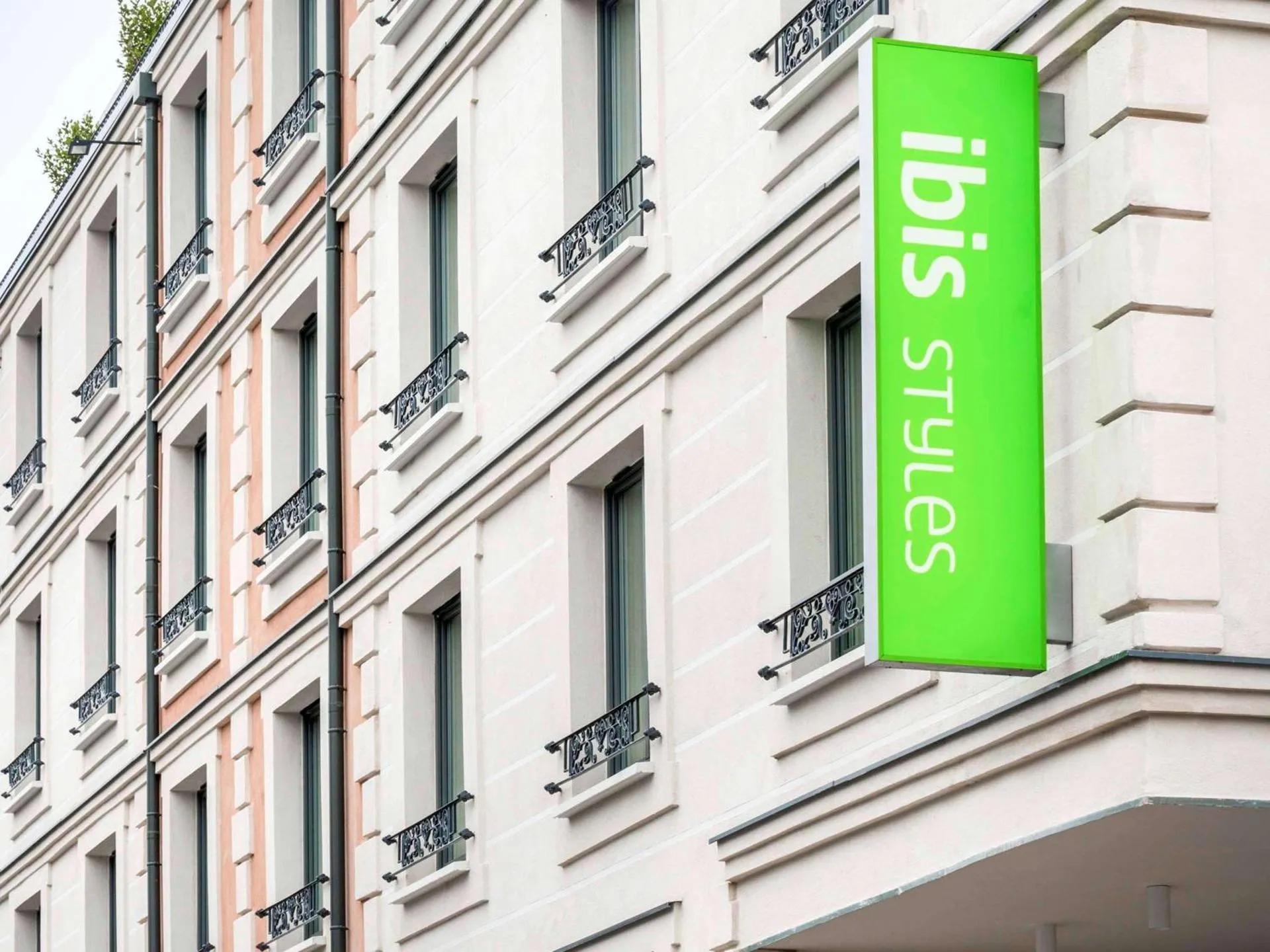 Dog Friendly Hotel $Clamart - $ibis Styles Clamart Gare Grand Paris